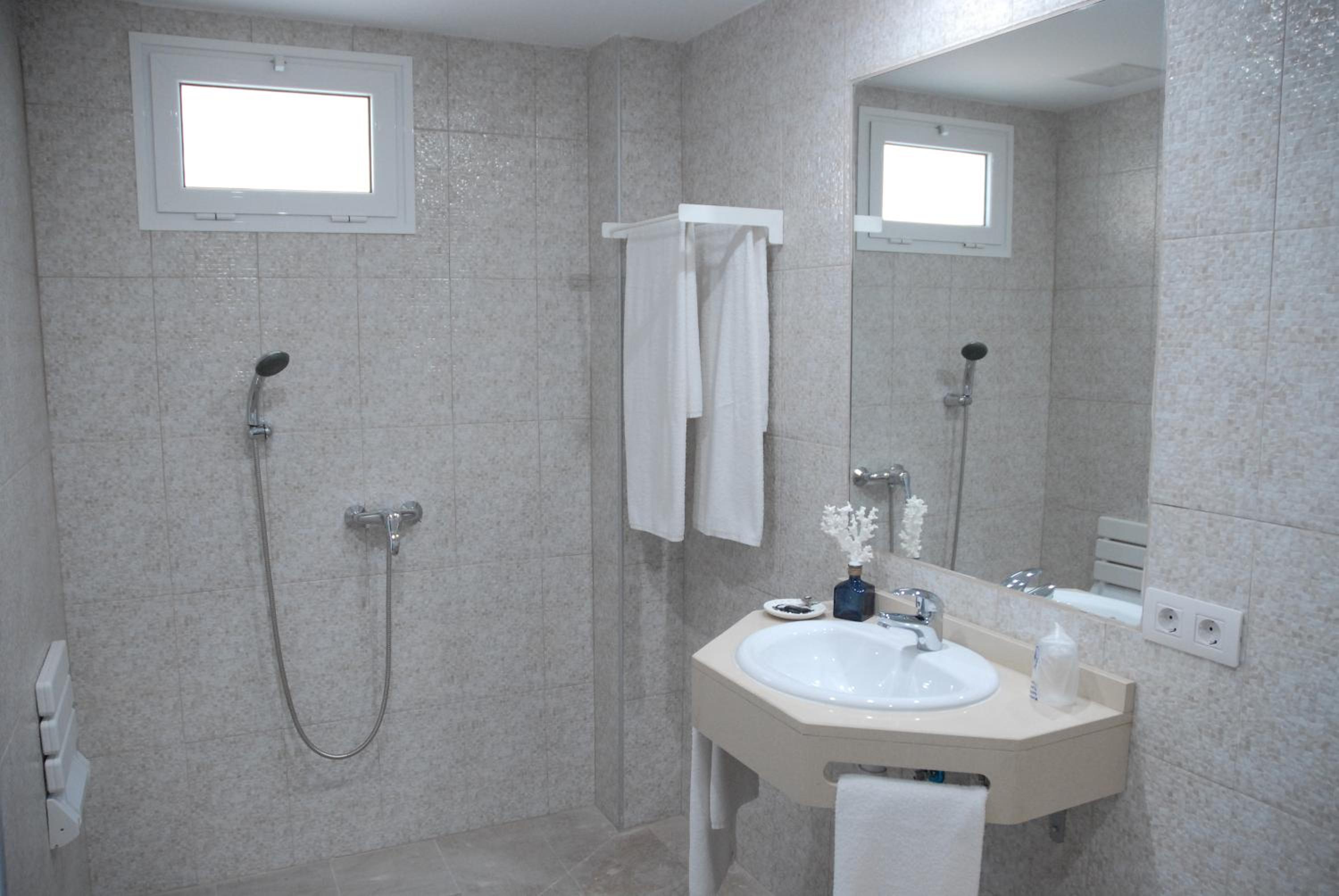 One-Bedroom Apartment with Sea View (2 Adults) - Photo 20