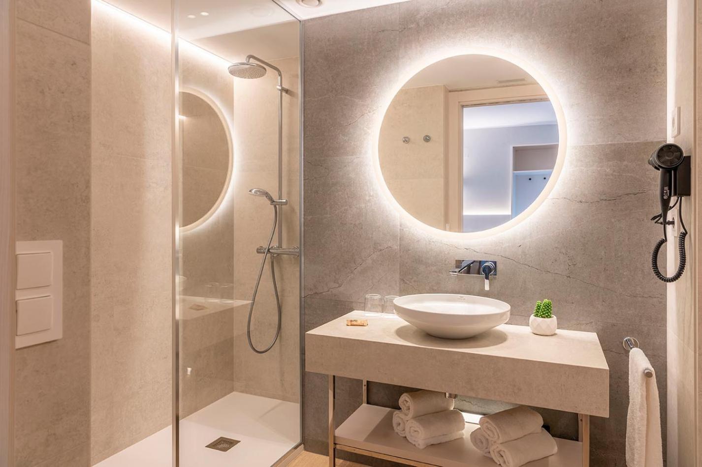 Suite (2 Adults + 1 Child)