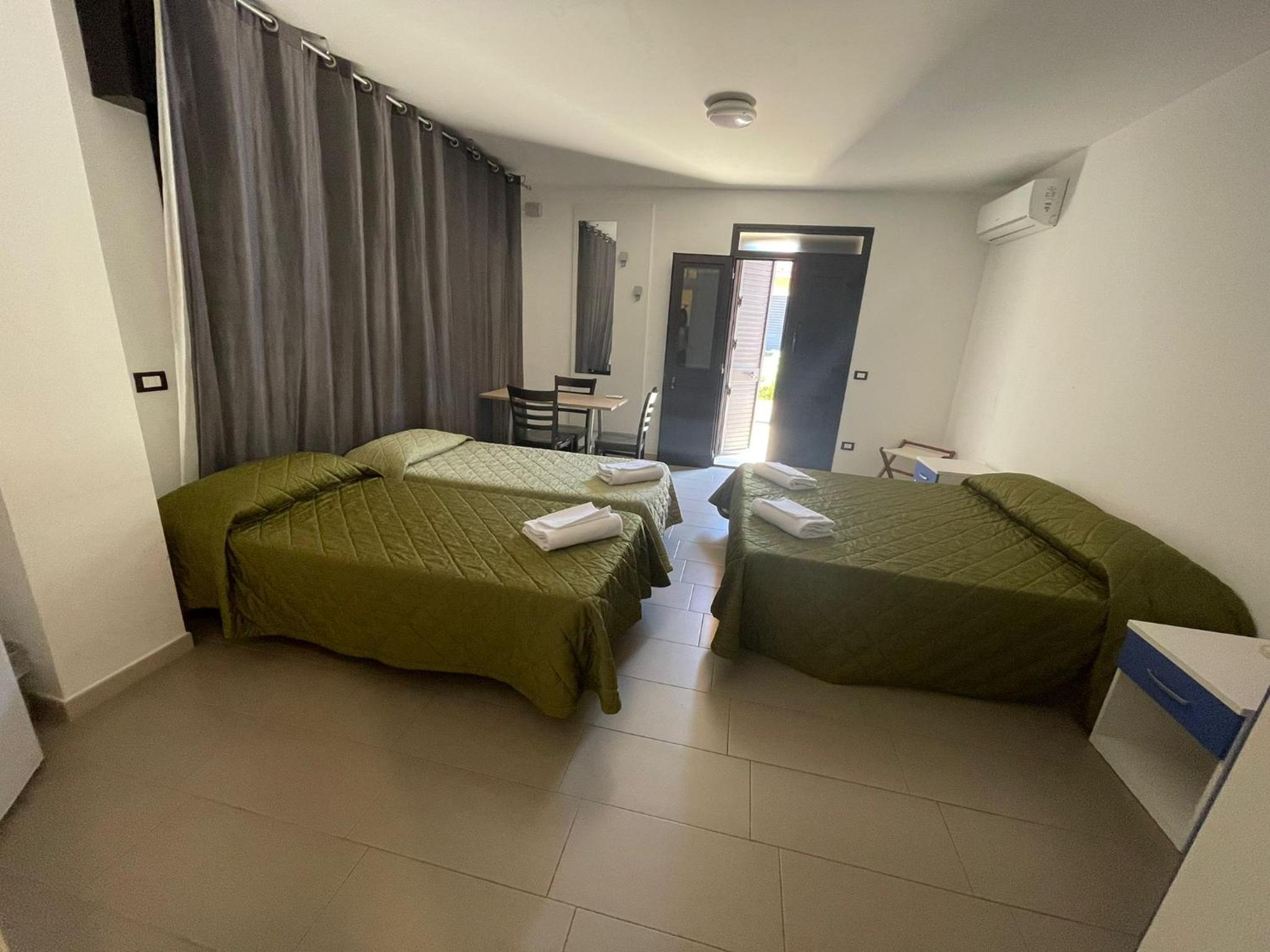 Economy Quadruple Room photo 2