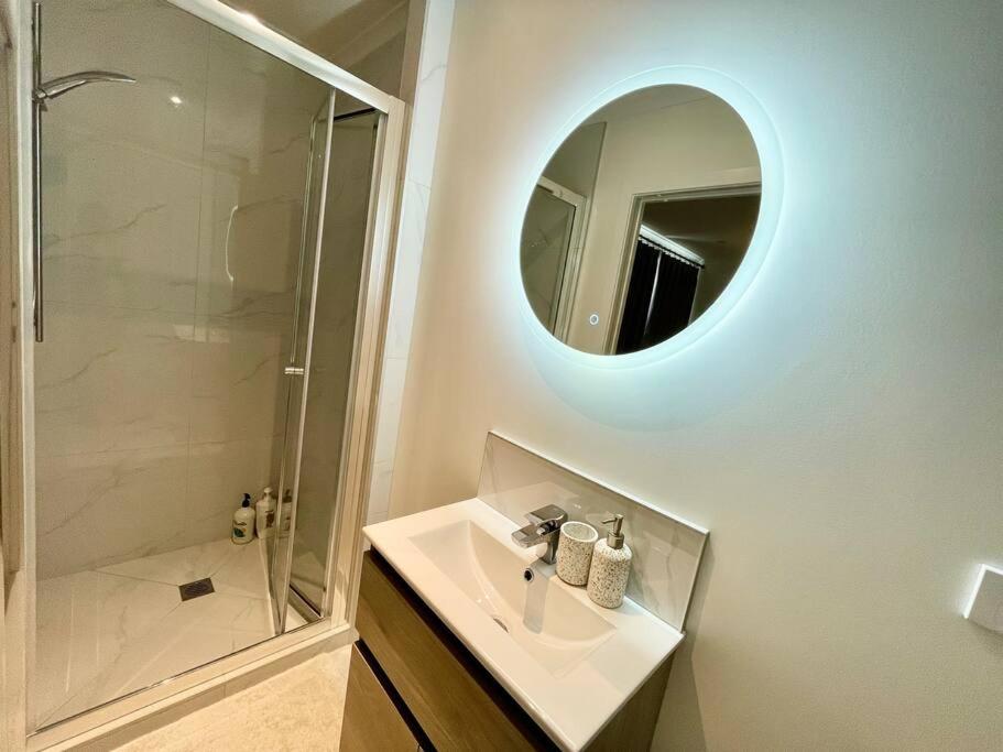 Three-Bedroom Apartment with Balcony photo 2