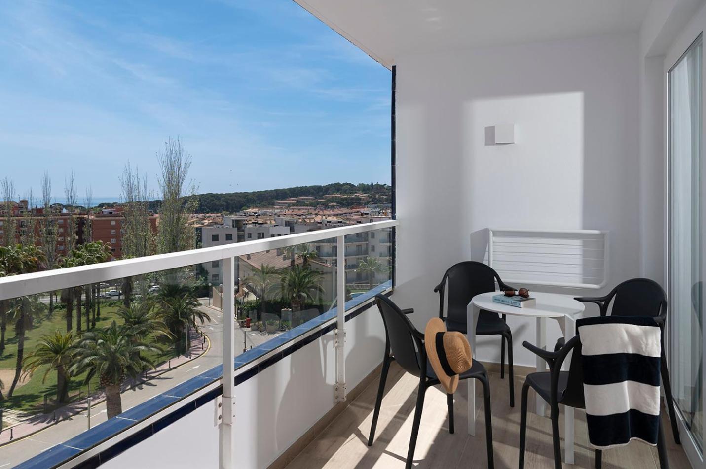 Suite with Garden View thumbnail 6