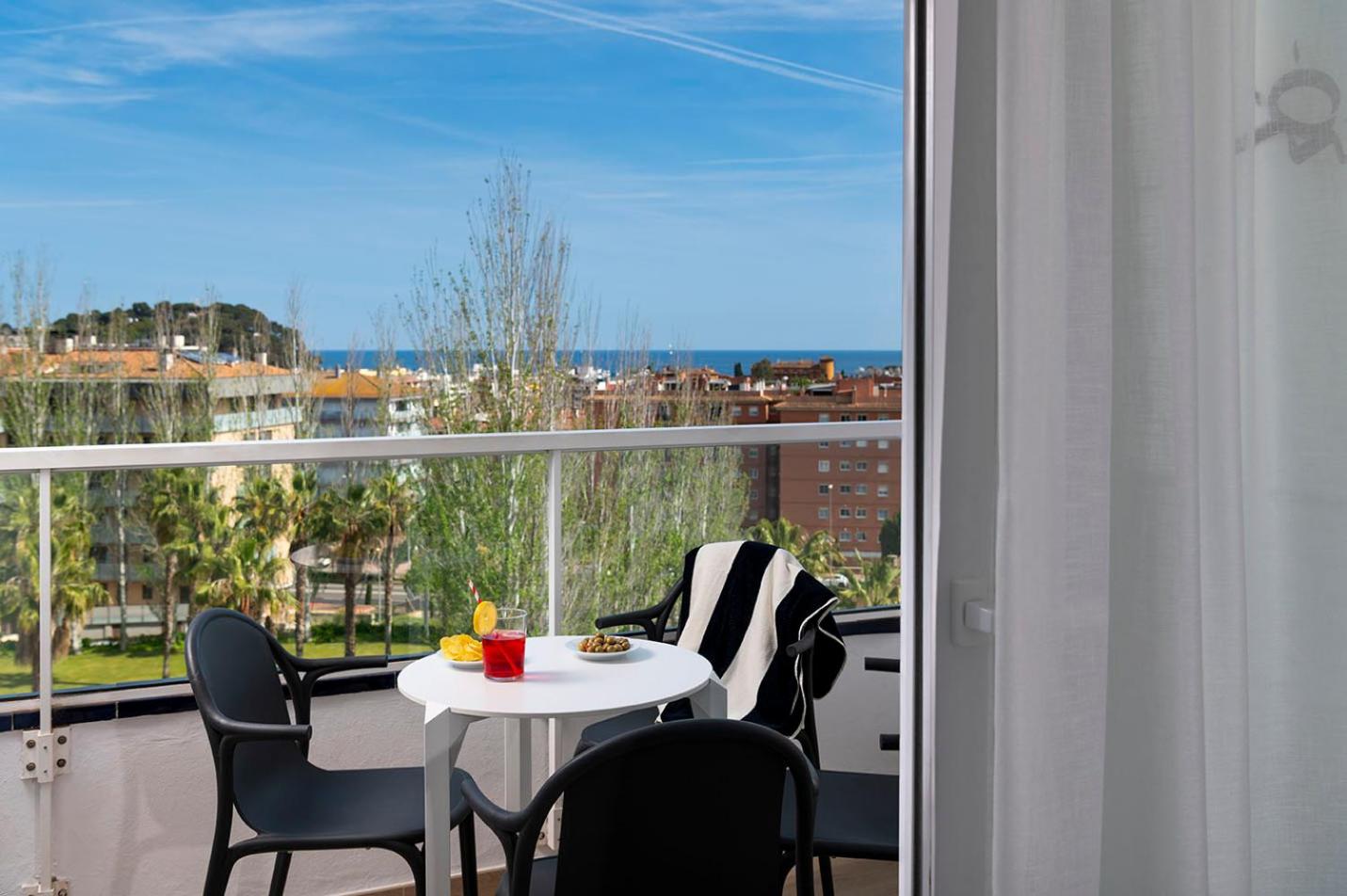 Suite with Garden View thumbnail 5