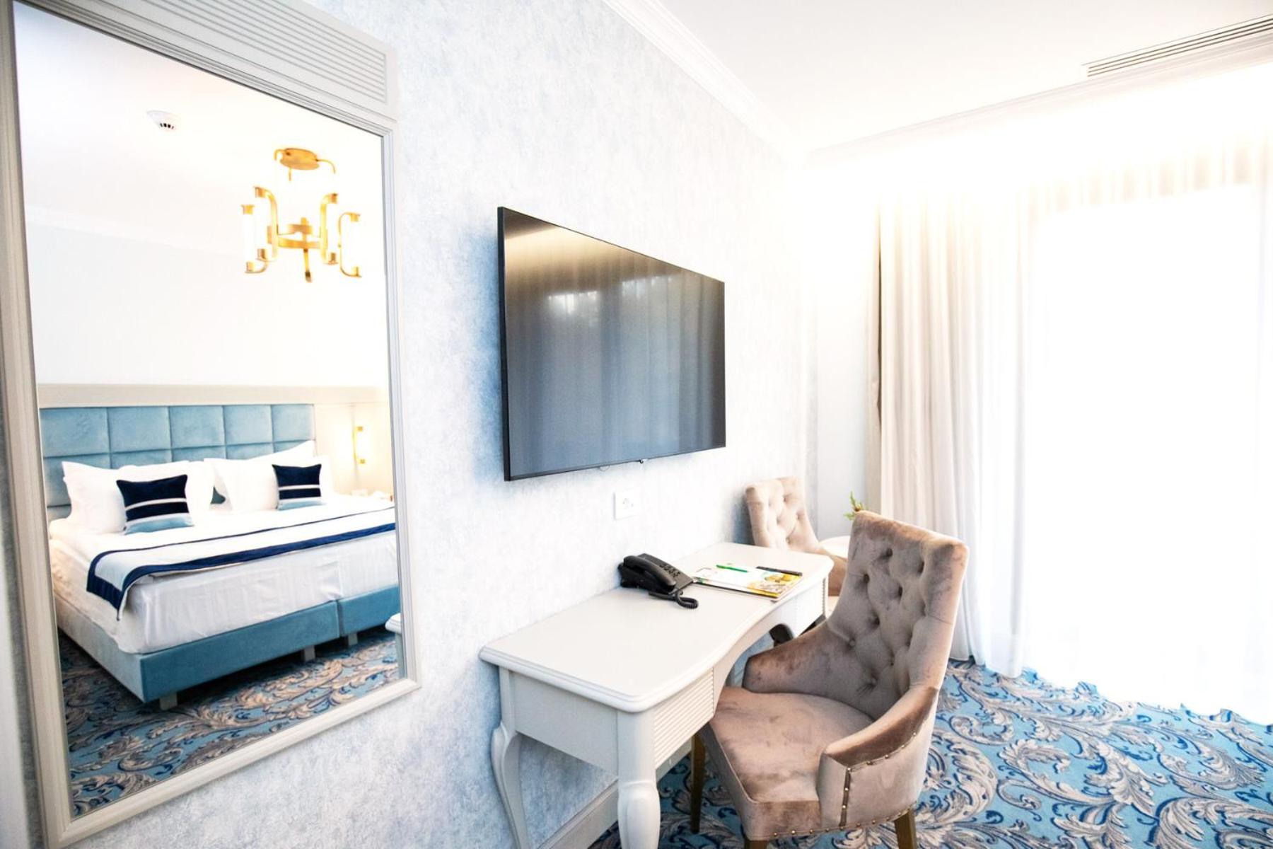 Deluxe Double Room with Spa Access - Photo 4