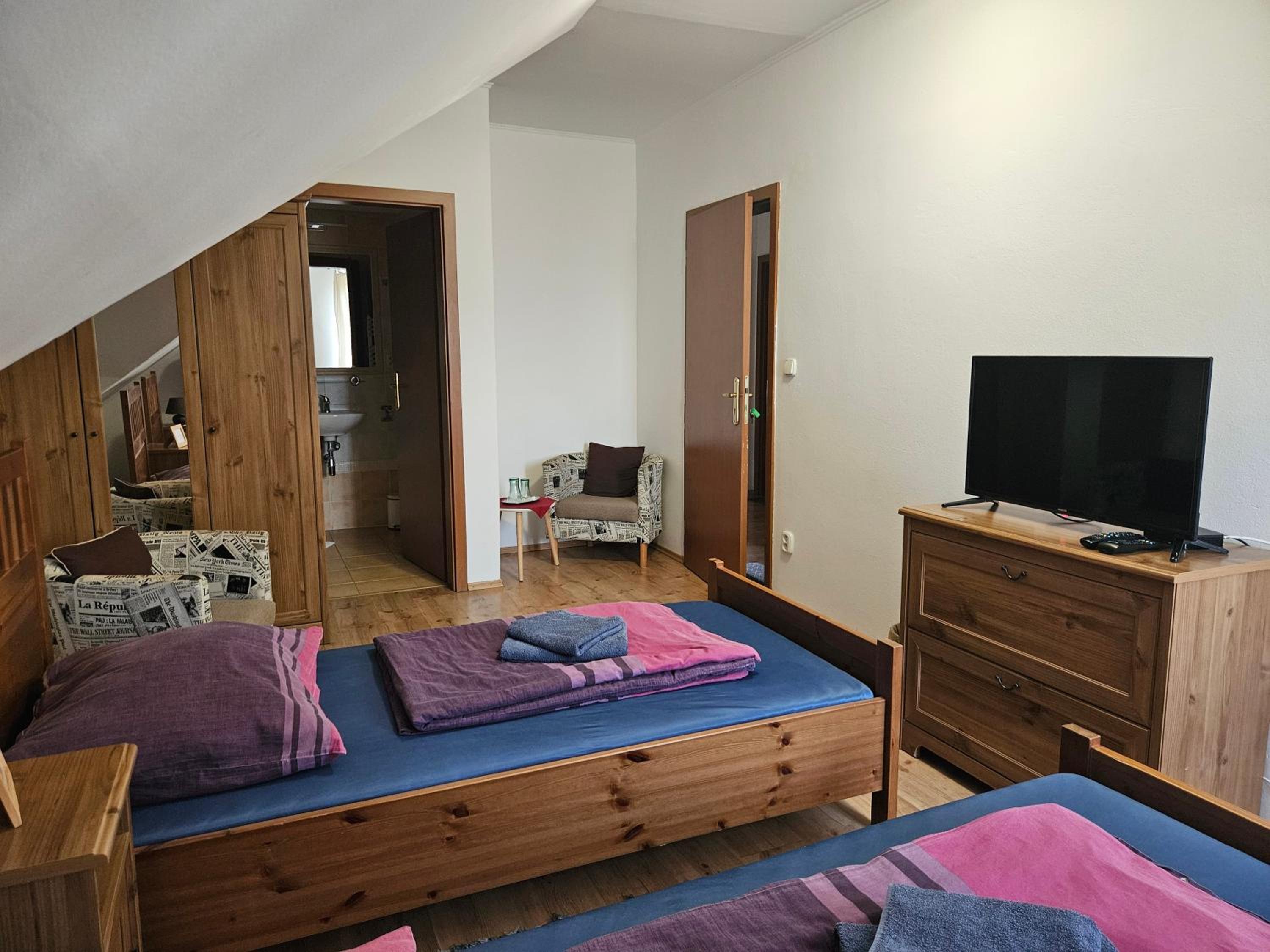 Twin Room with Extra Bed - Photo 1