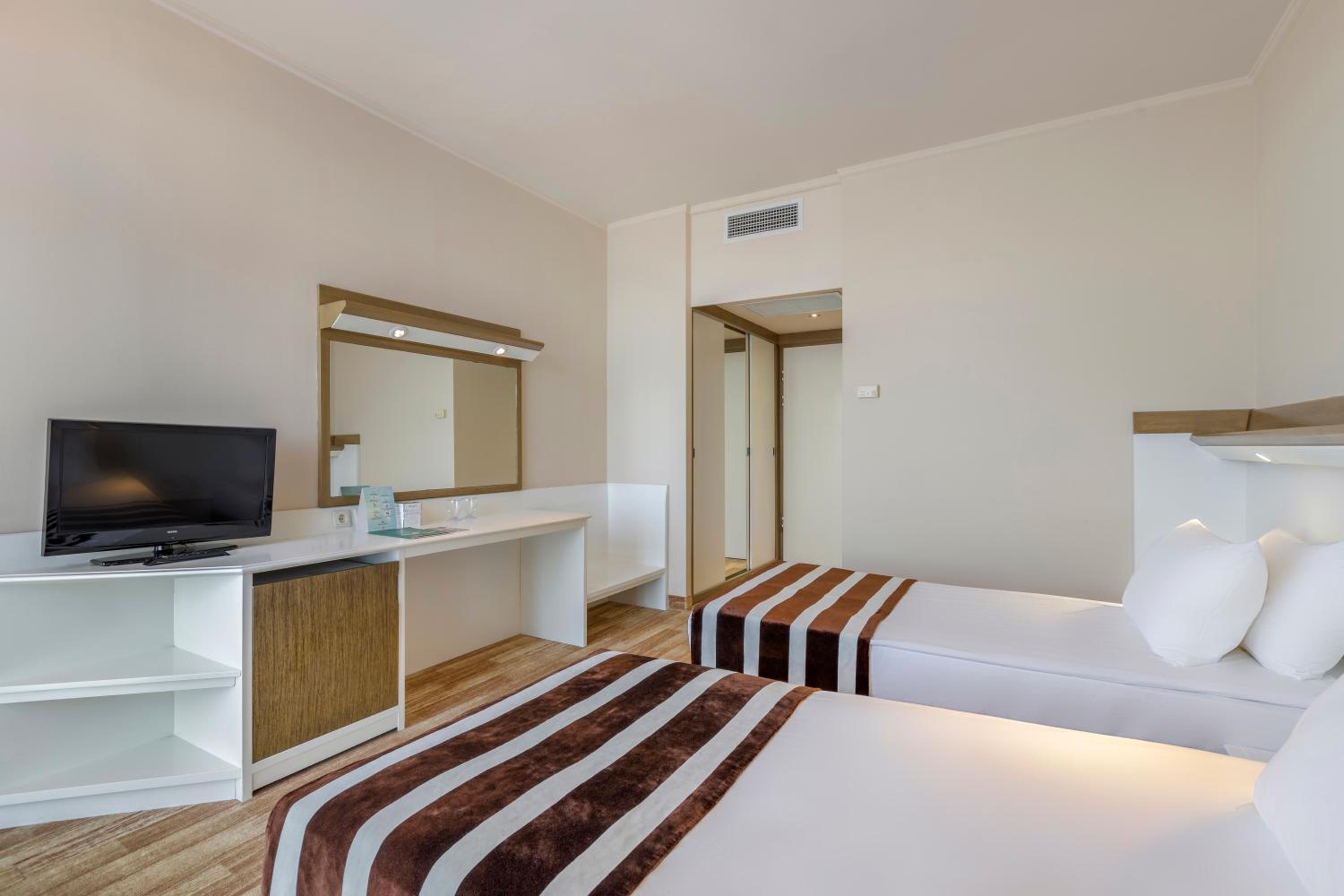 Standard Double or Twin Room thumbnail 5