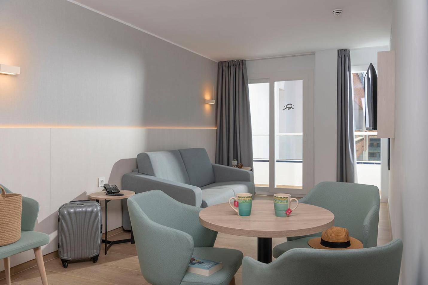 Two-Bedroom Suite thumbnail 6
