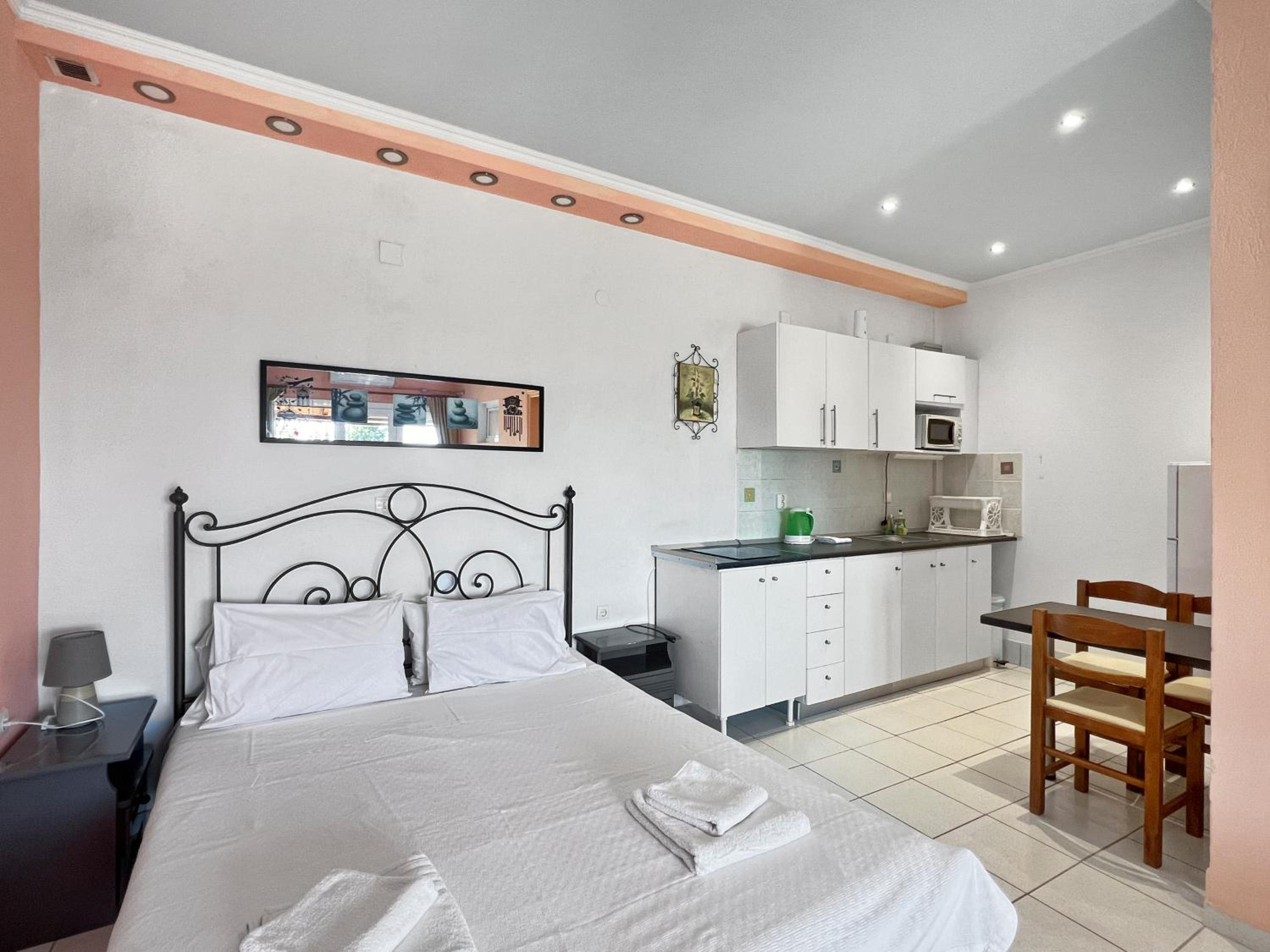 Large Studio with Sea View - Photo 3