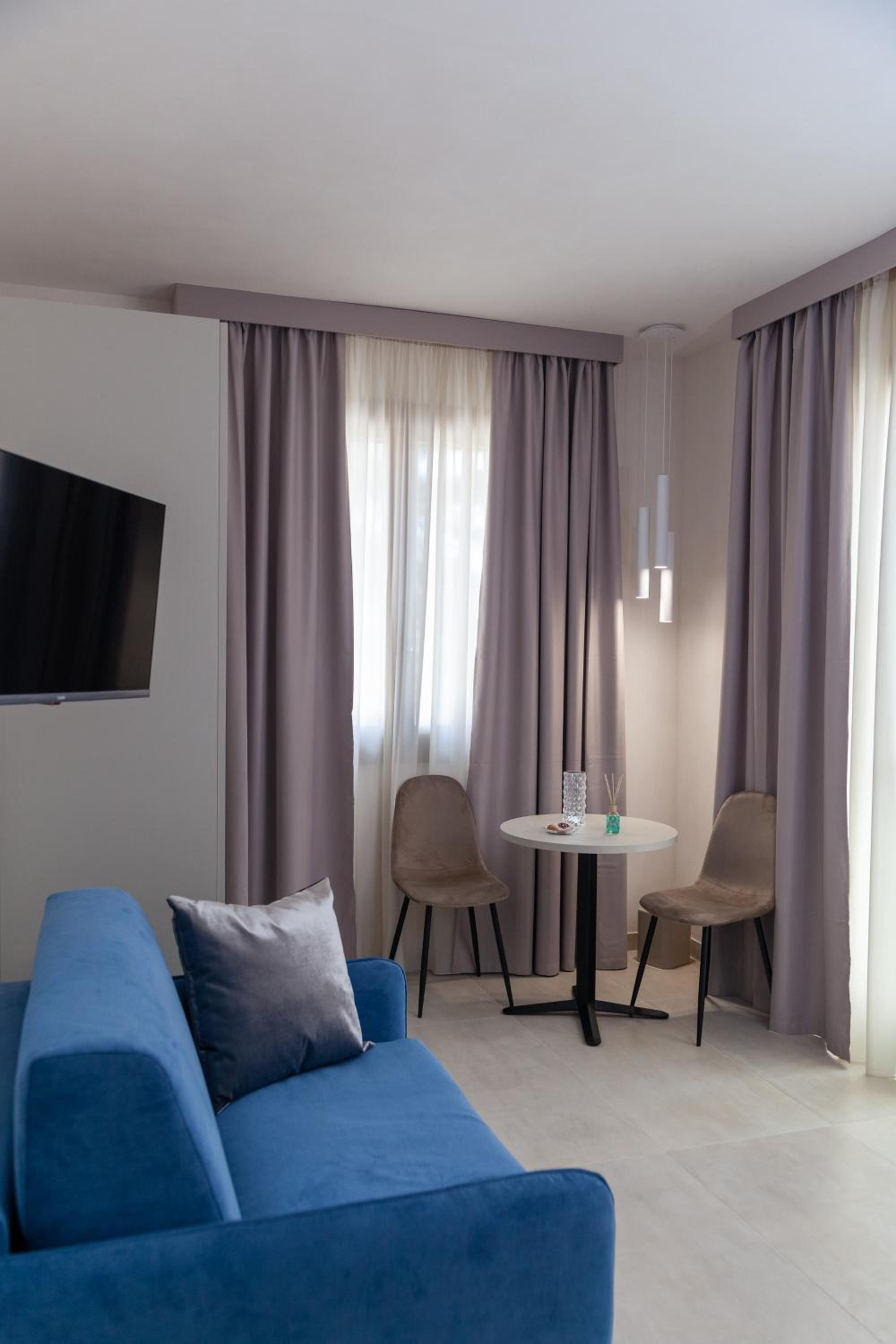 Deluxe Double Room with Extra Bed photo 3
