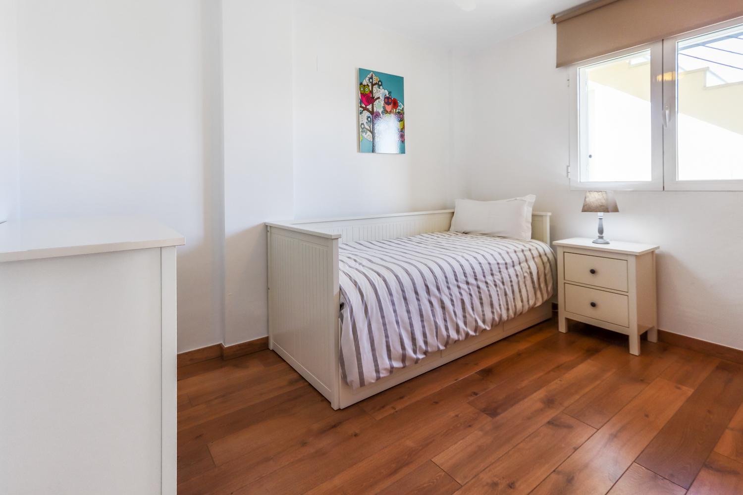 Apartamento de tres habitaciones con balcón