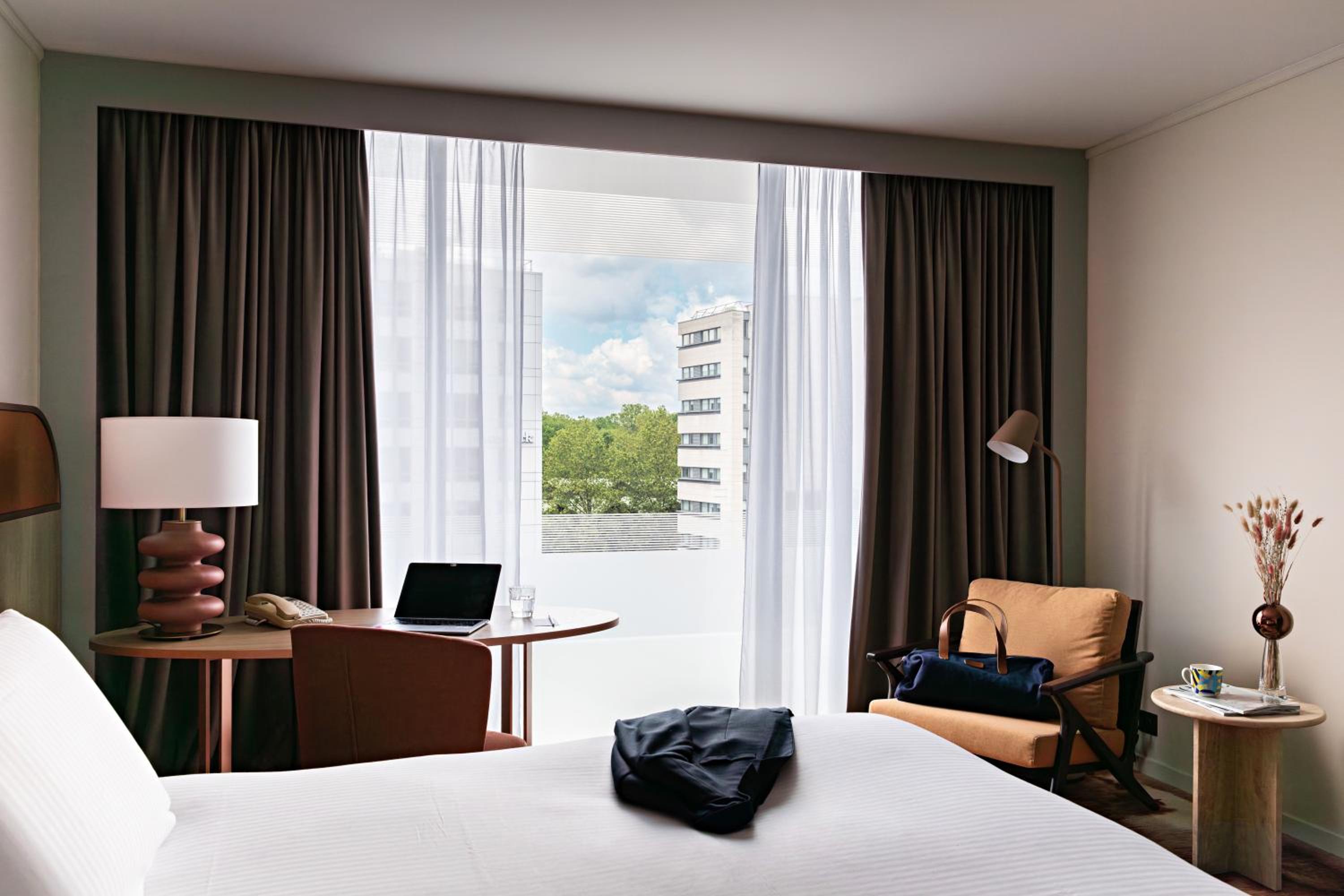 Superior King Room thumbnail 6