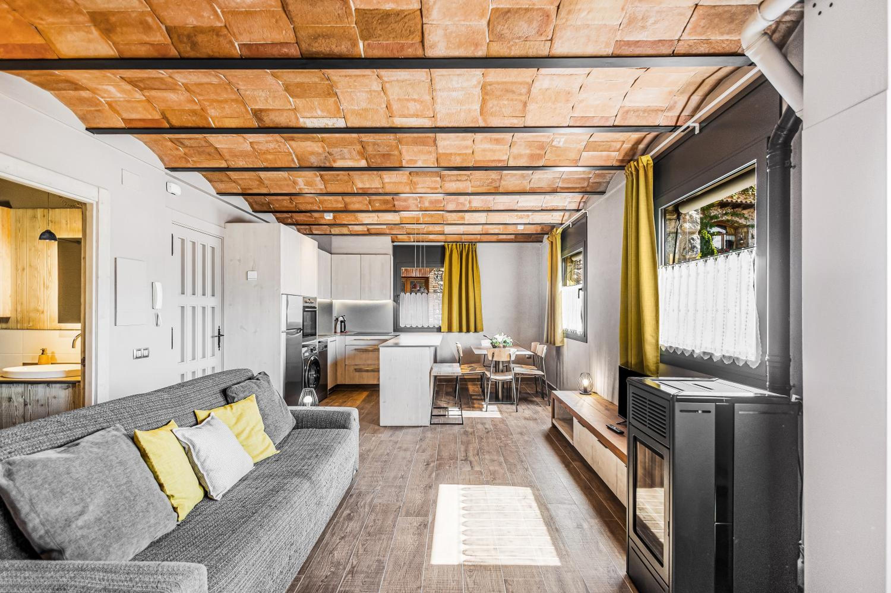Two-Bedroom Apartment with Mountain View photo 2