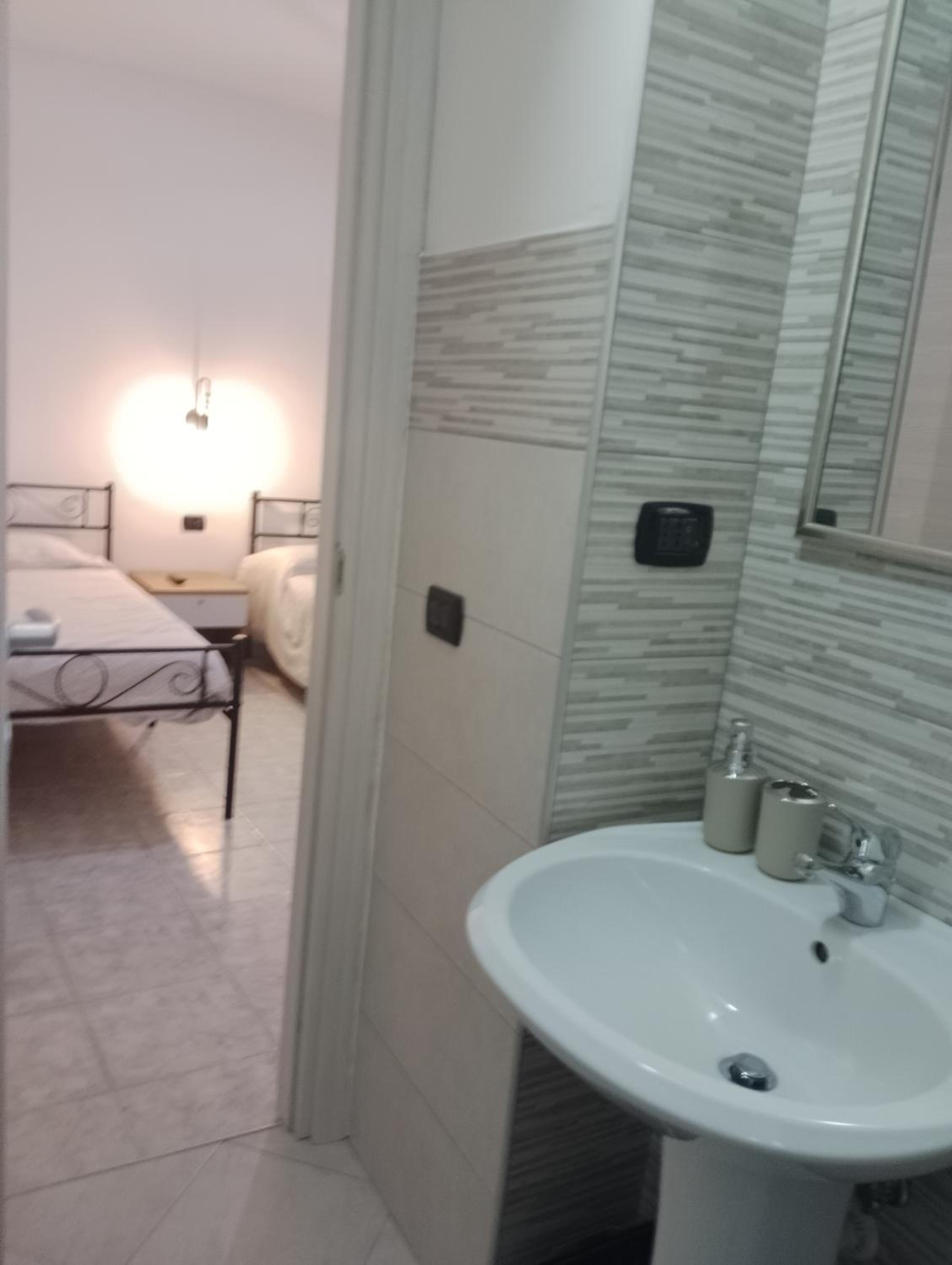 Triple Room with Private Bathroom - Photo 4