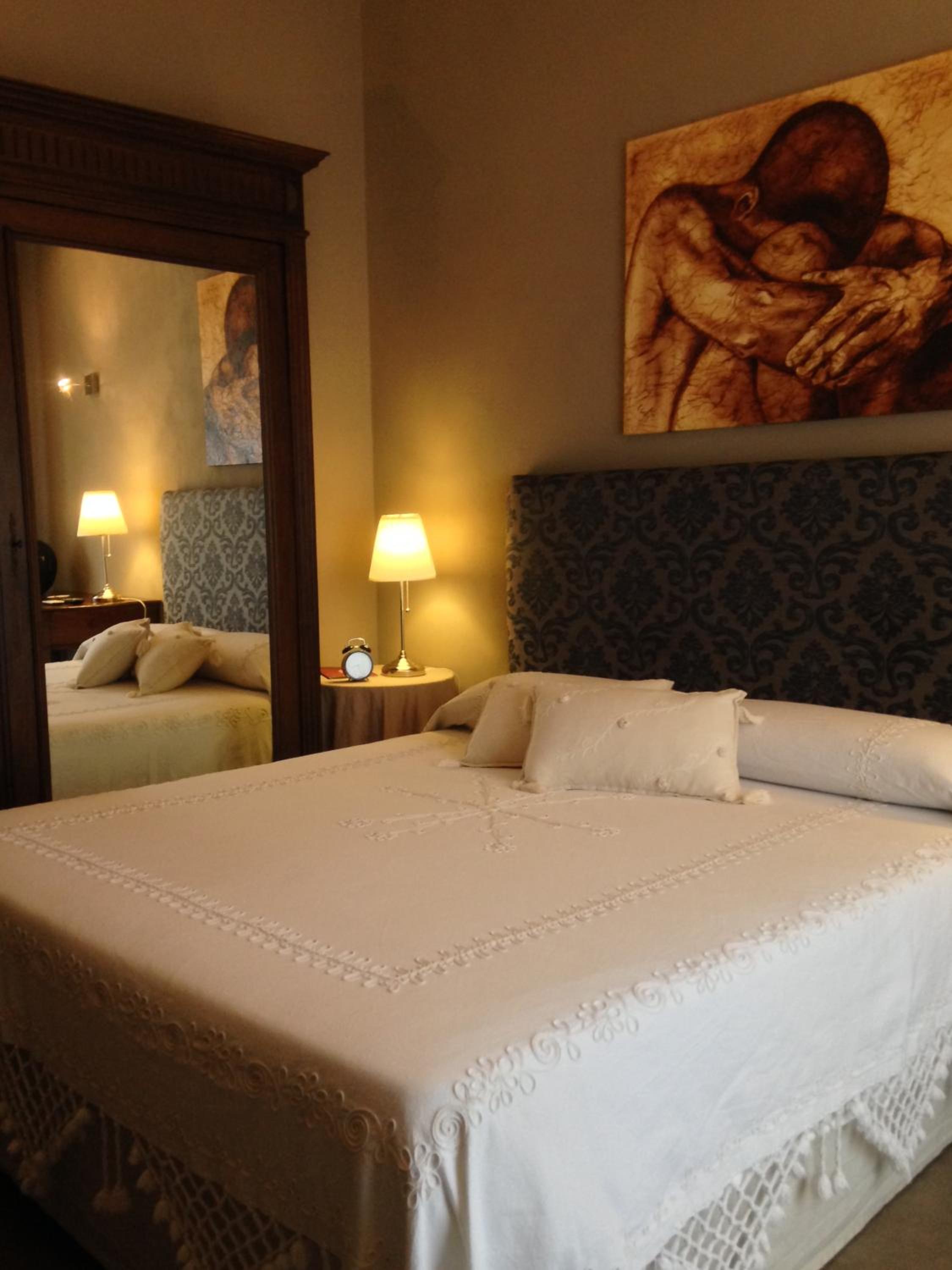 Queen Room with Balcony - Photo 7