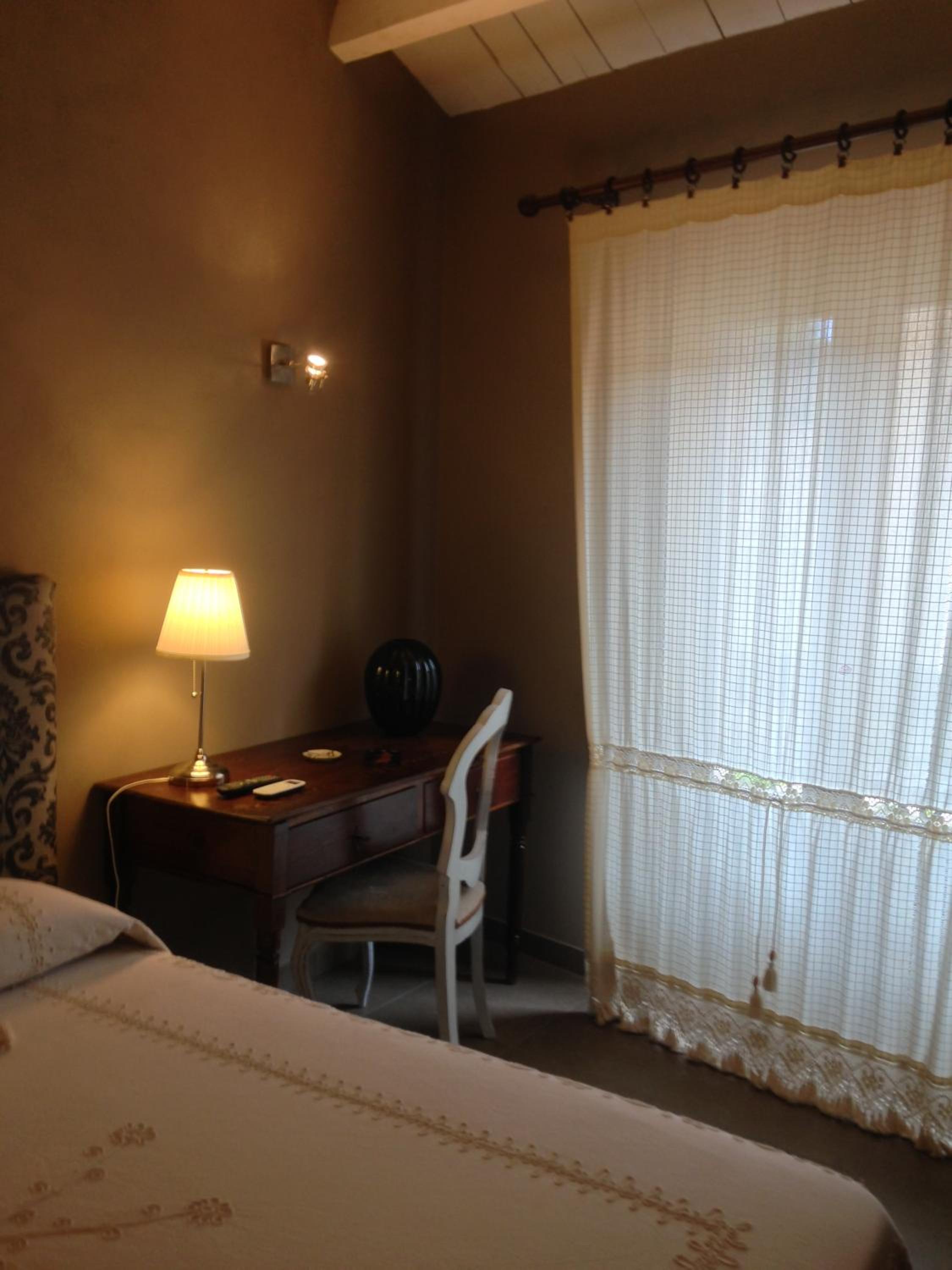 Queen Room with Balcony - Photo 2