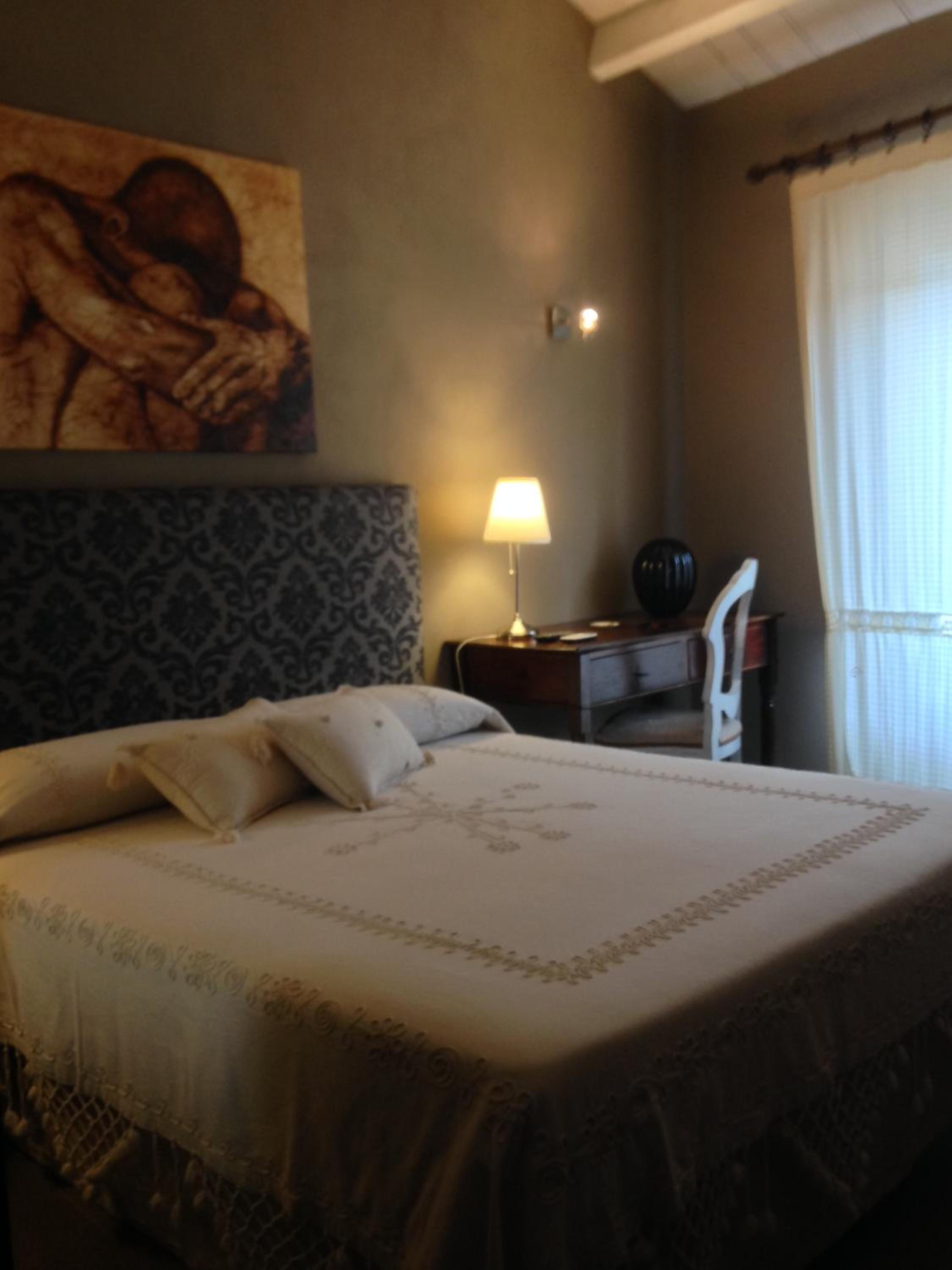 Queen Room with Balcony - Photo 6