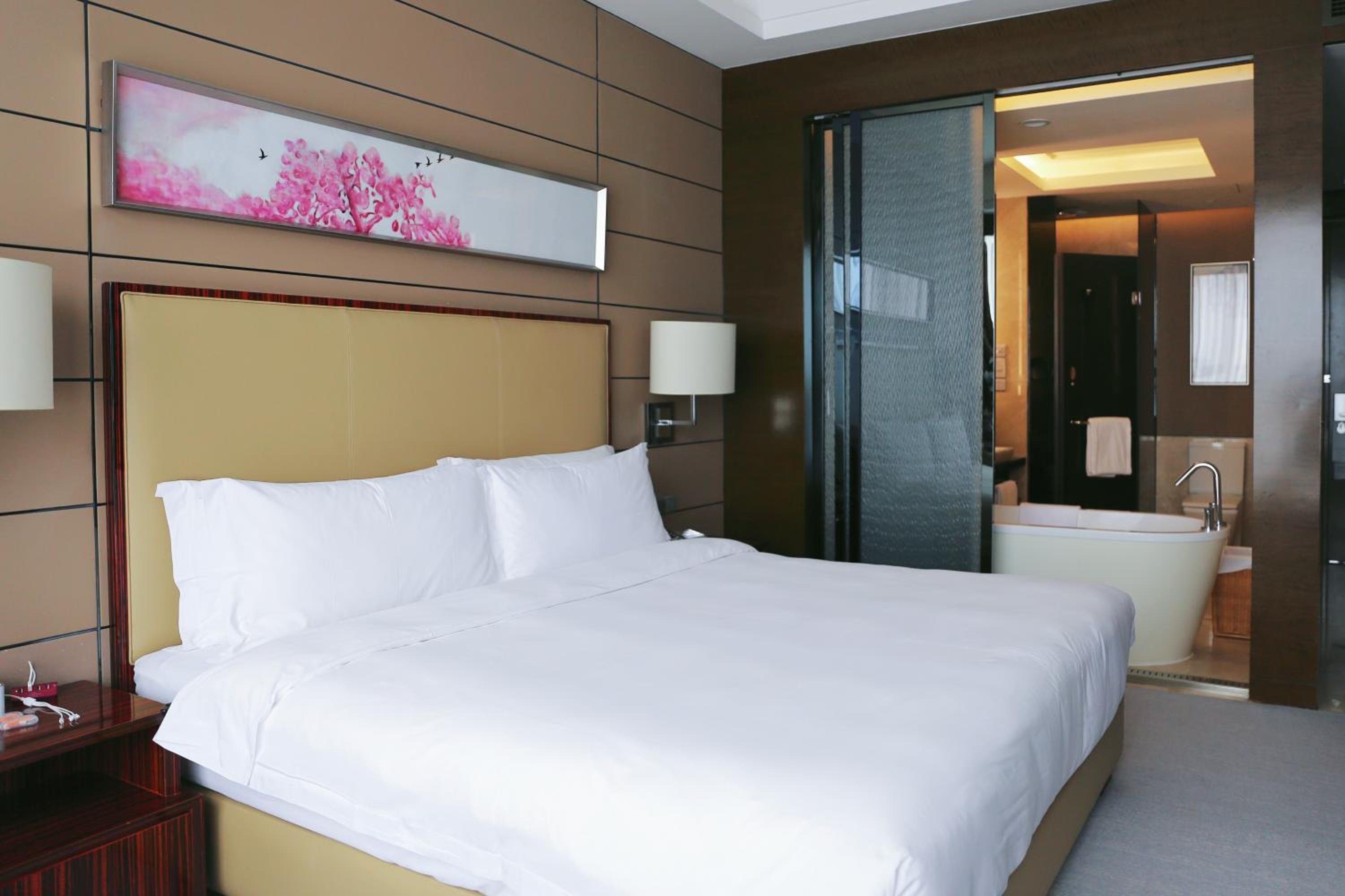 1 King Bed Nonsmoking - Photo 1