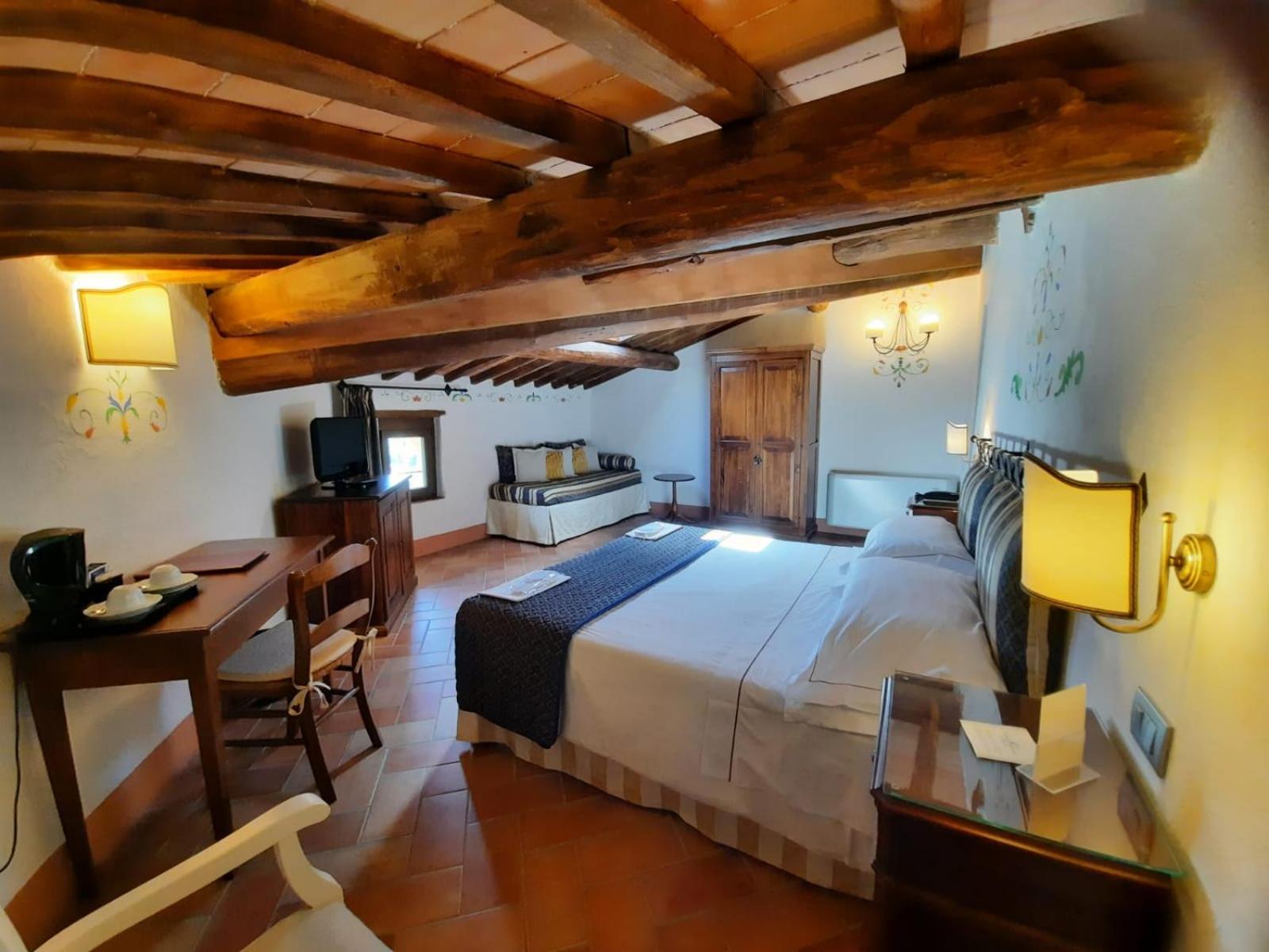 Attic Queen Room photo 1