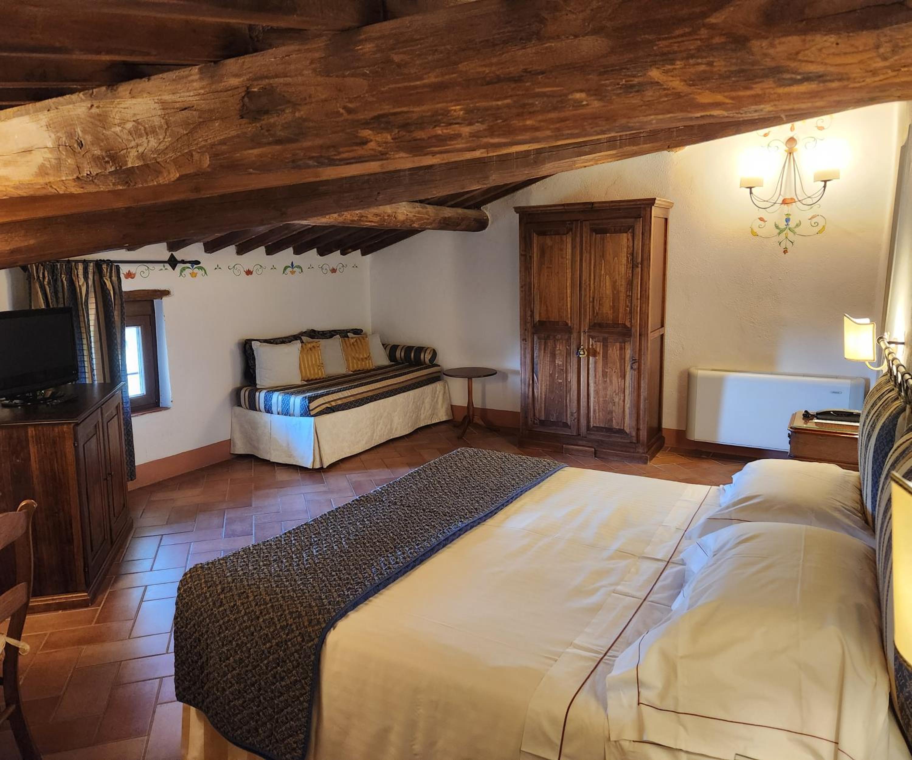 Attic Queen Room photo 3