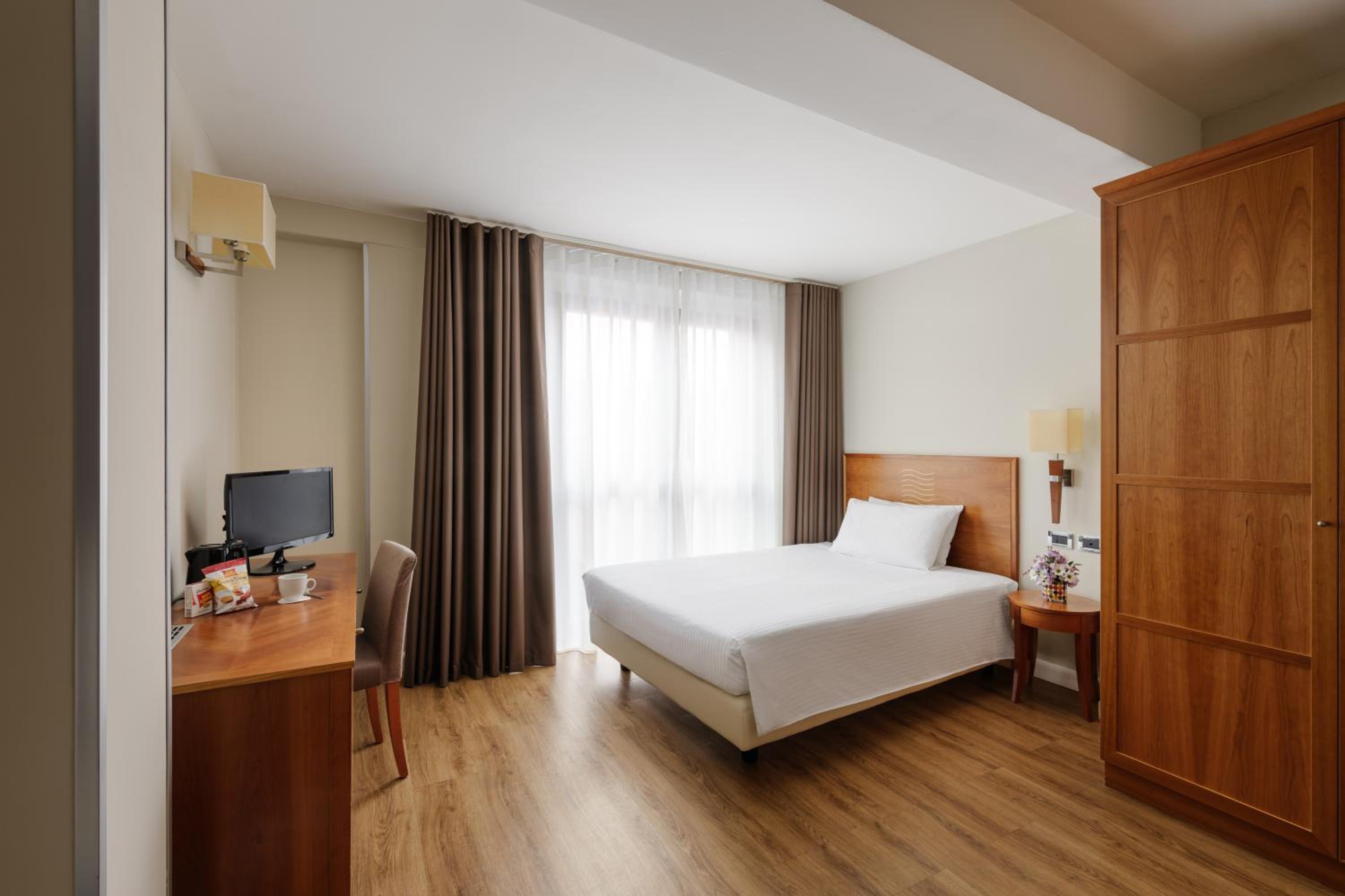 Single Room With French Bed