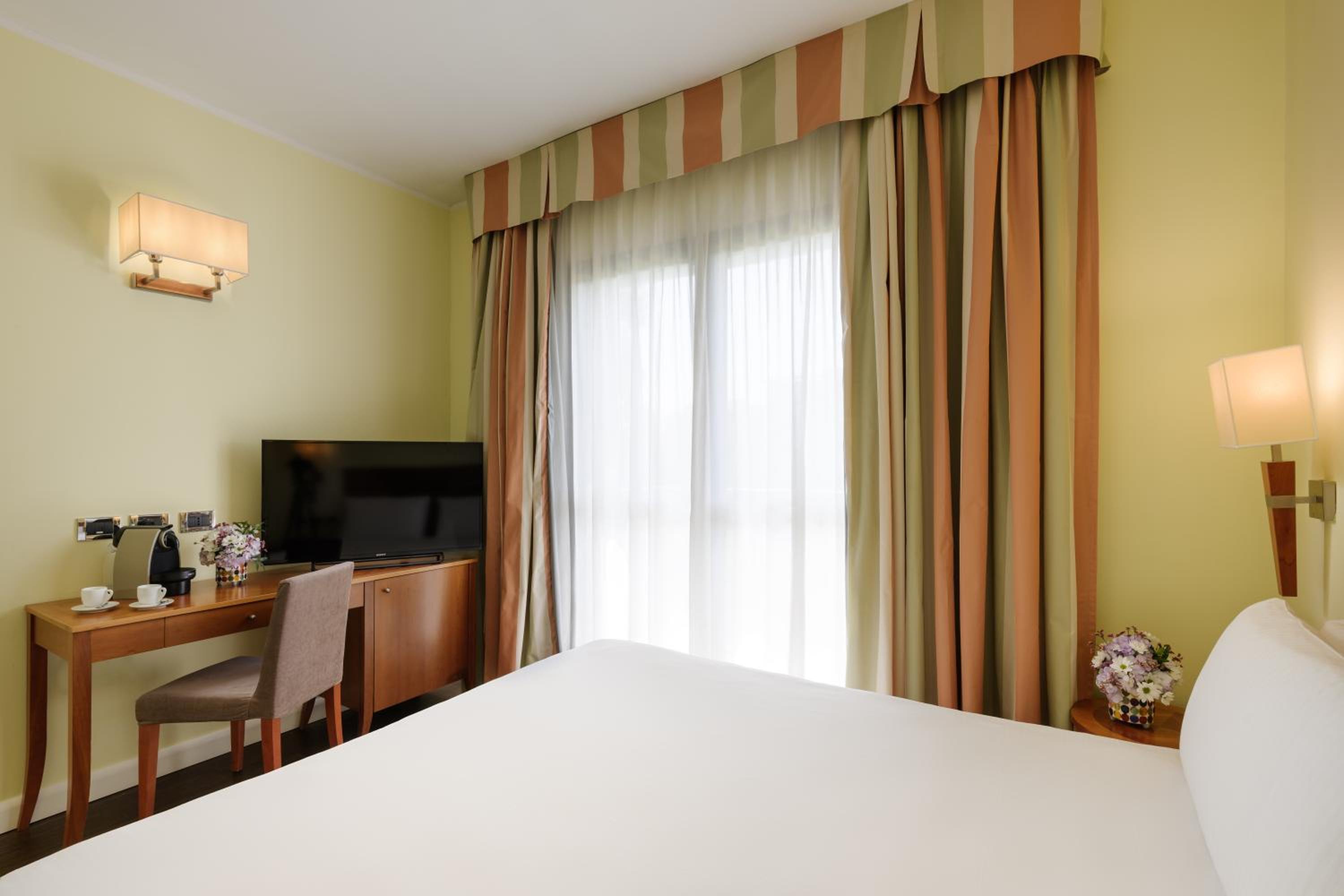 Classic Double or Twin Room - Photo 8