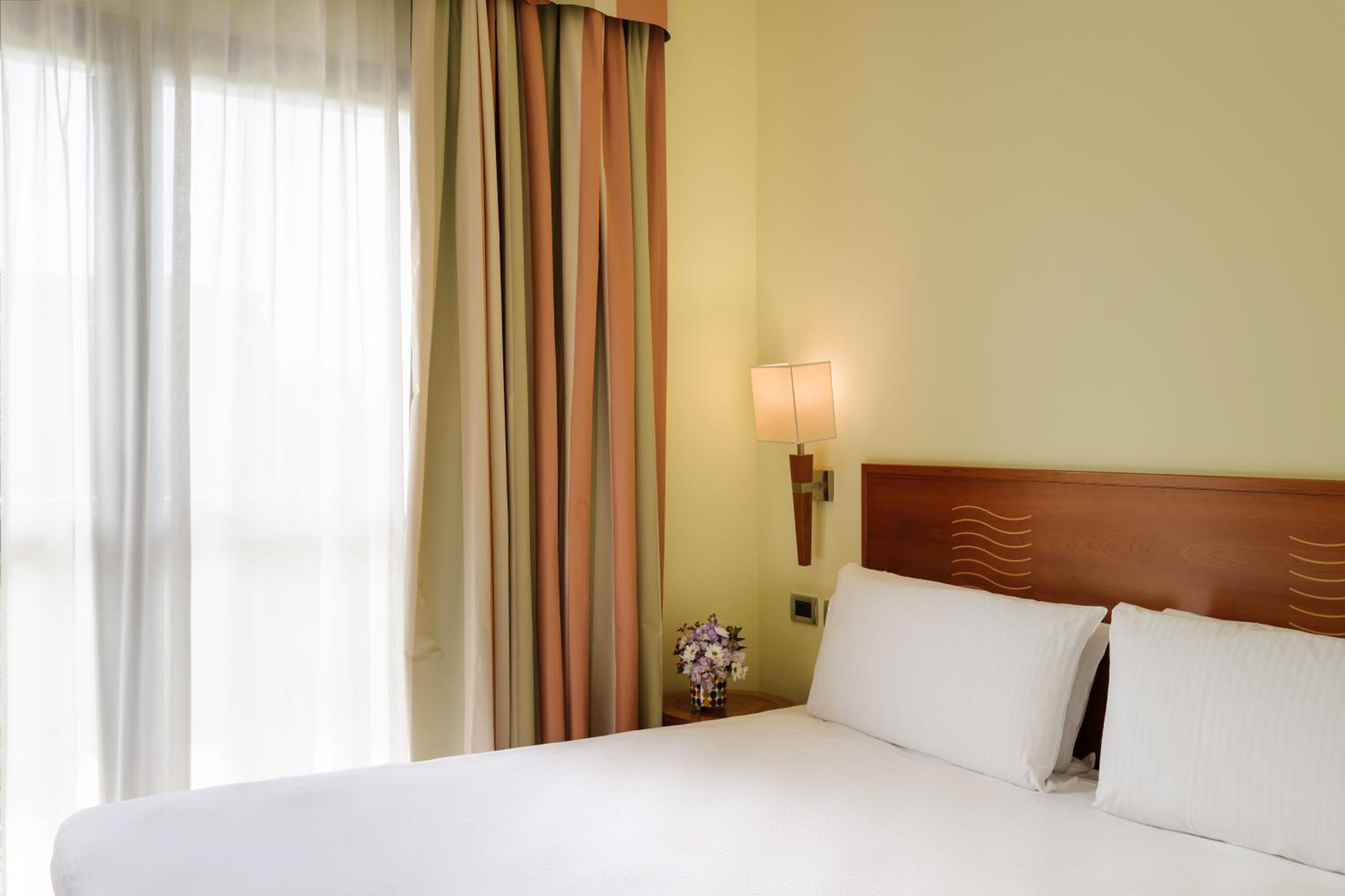 Classic Double or Twin Room - Photo 7