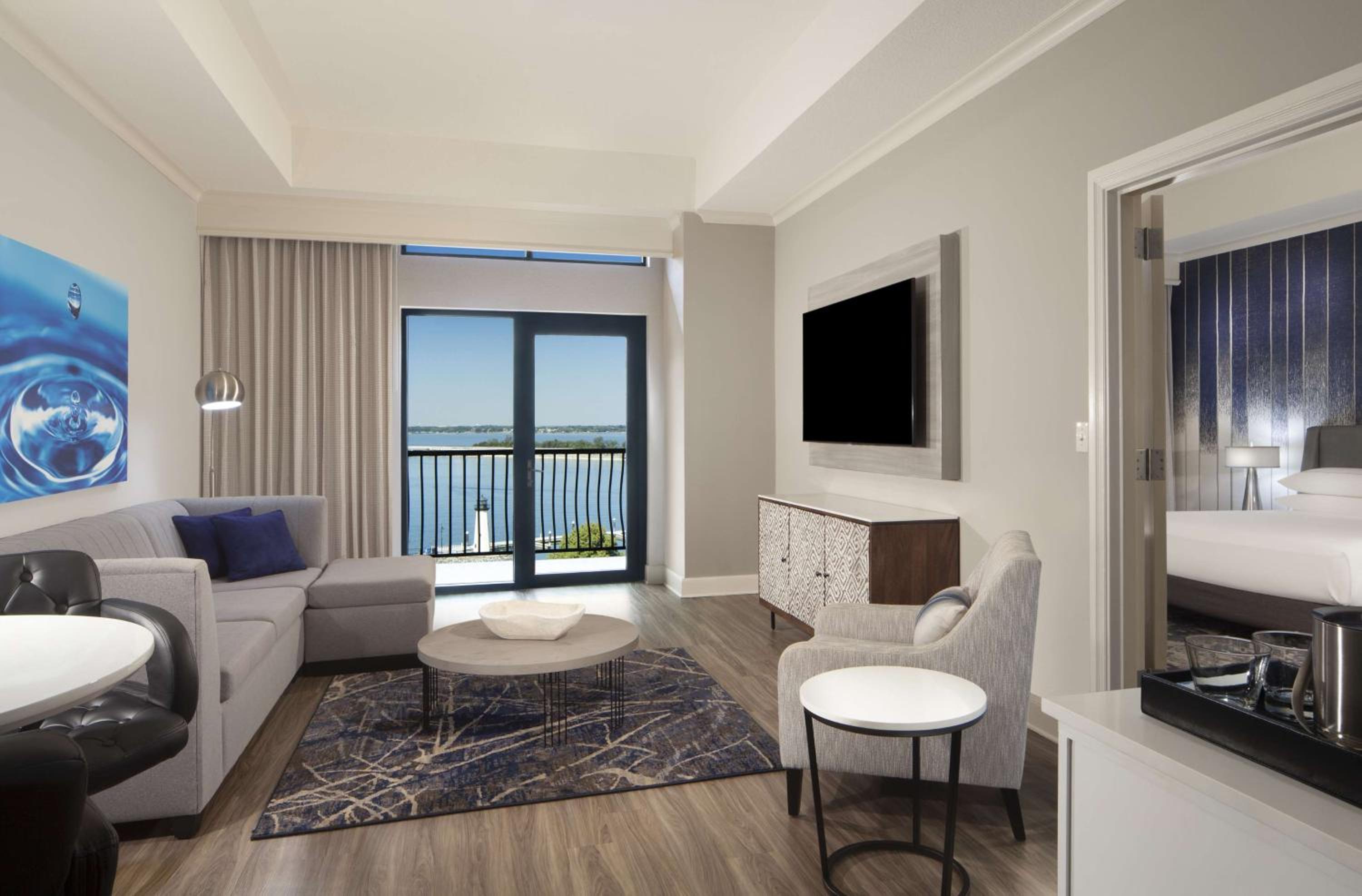 One Bedroom King Suite with Balcony - Photo 1