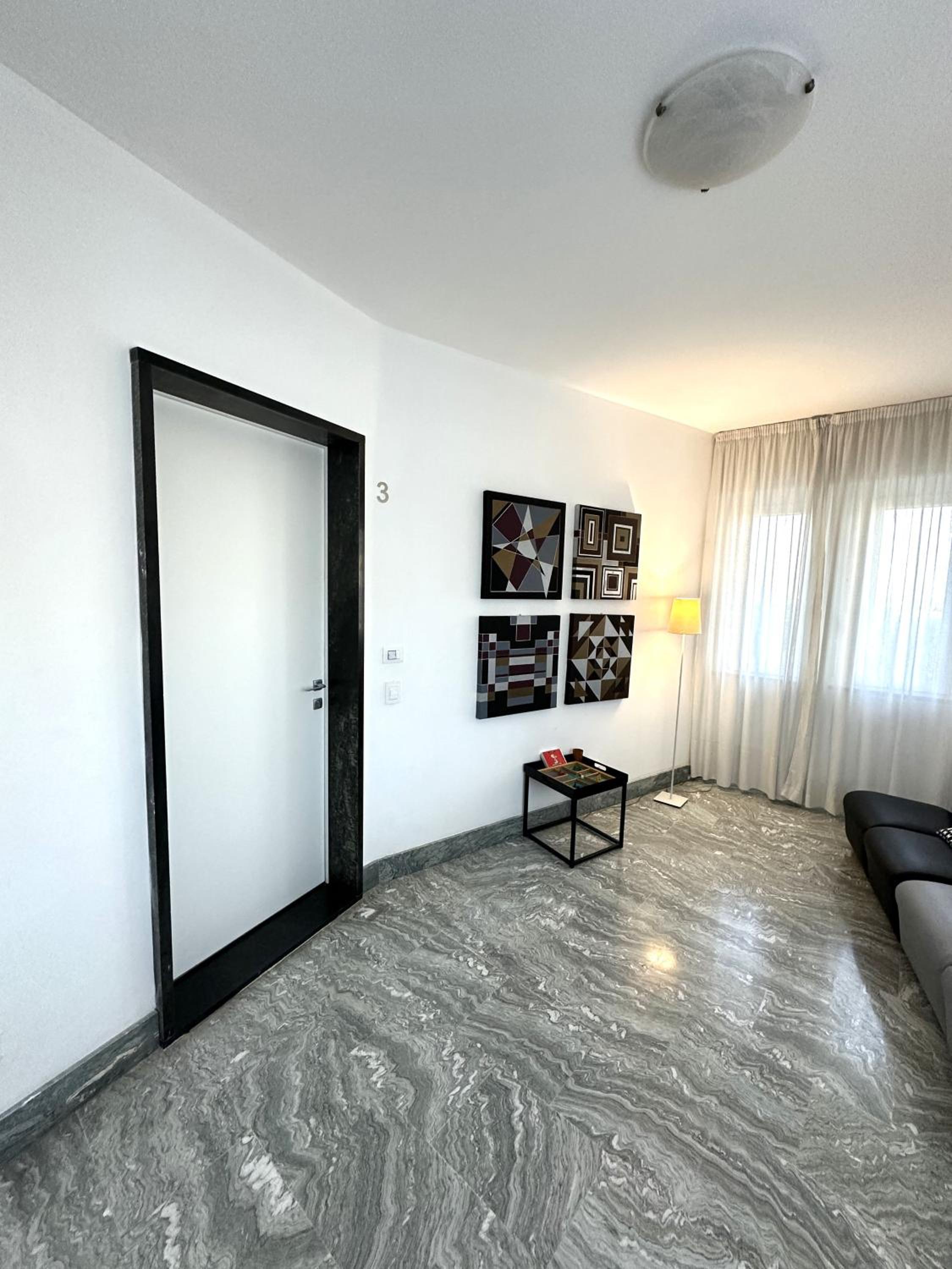 Apartment with Lake View