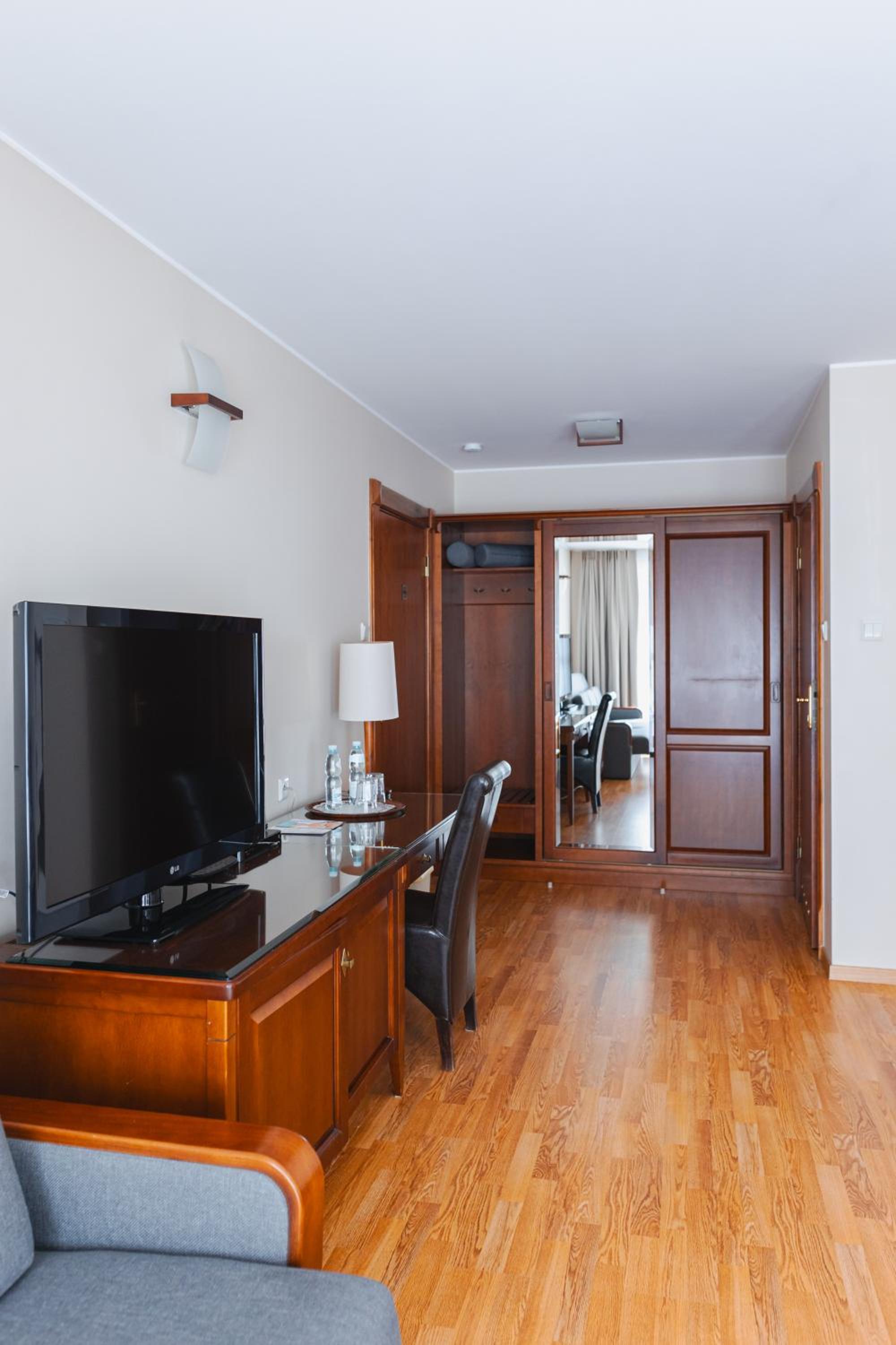 Deluxe Double Room with Balcony - Photo 5