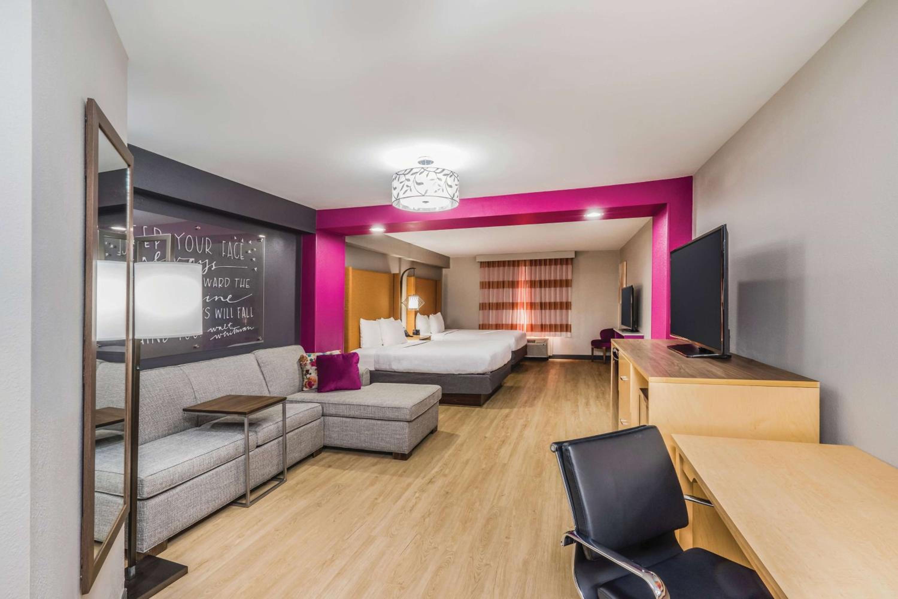 Deluxe Suite with Two Queen Beds and Sofa Bed - Non-Smoking photo 2