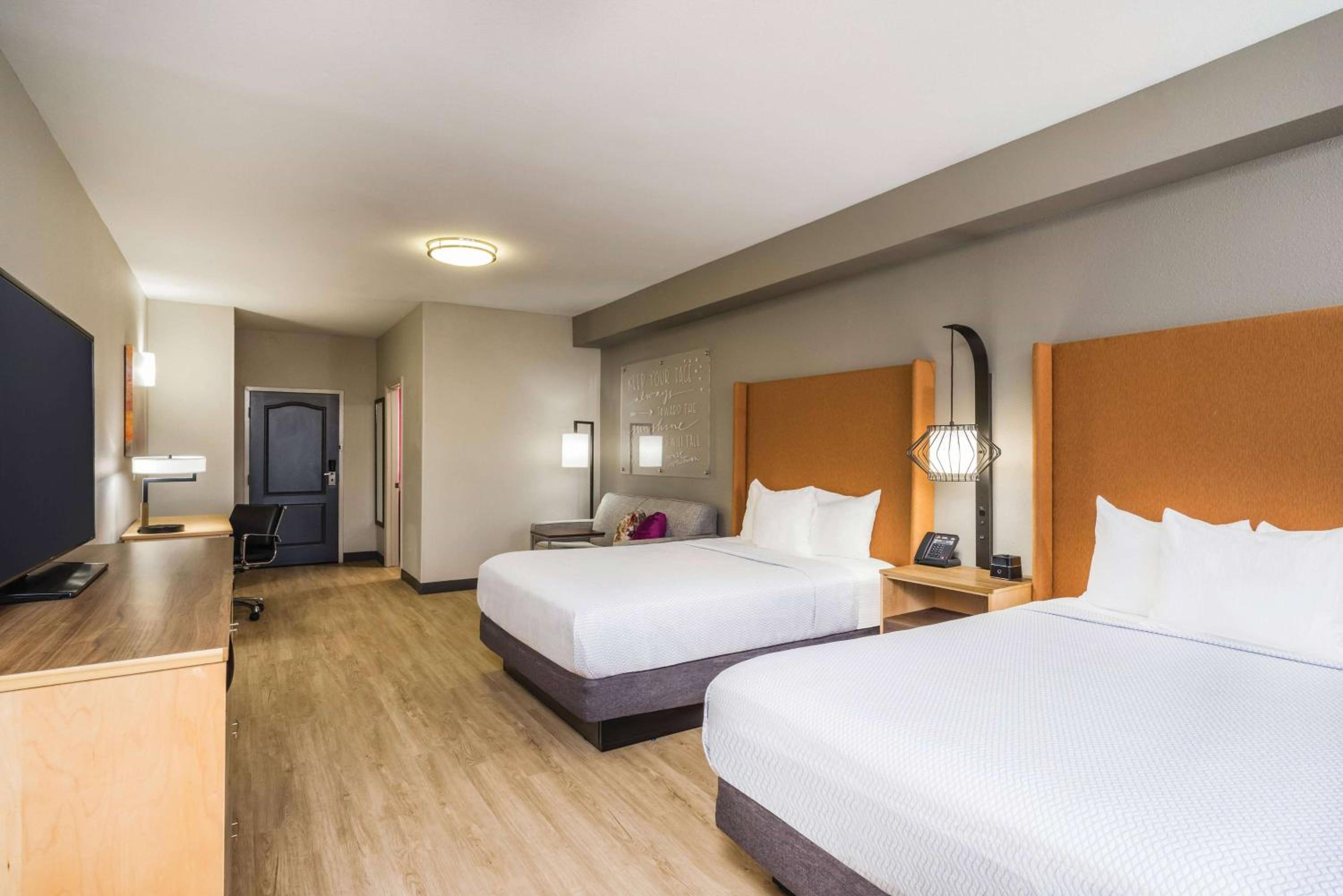 Suite with Two Queen Beds and Sofa Bed - Non-Smoking photo 2