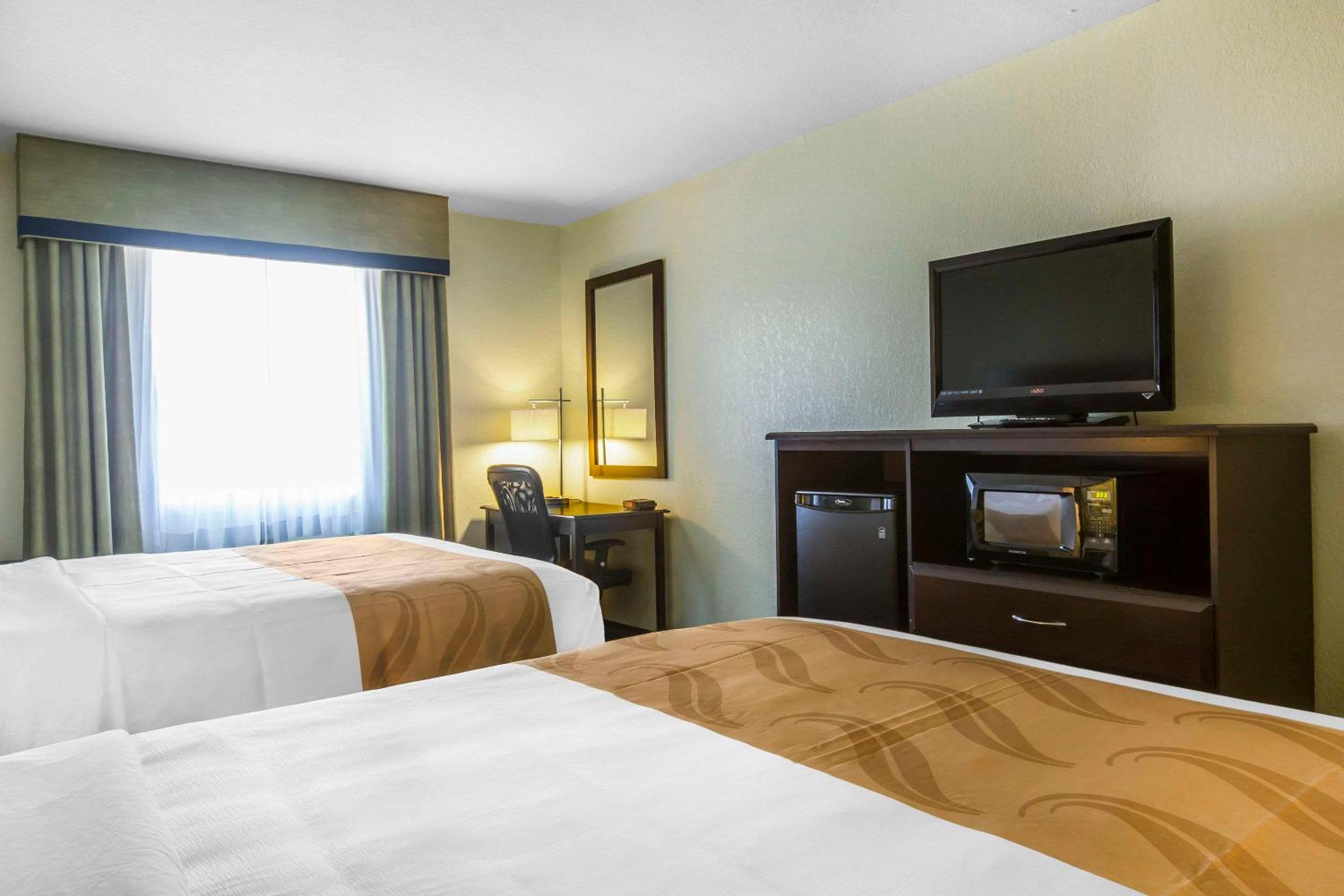 Queen Room with Two Queen Beds - Non-Smoking photo 3