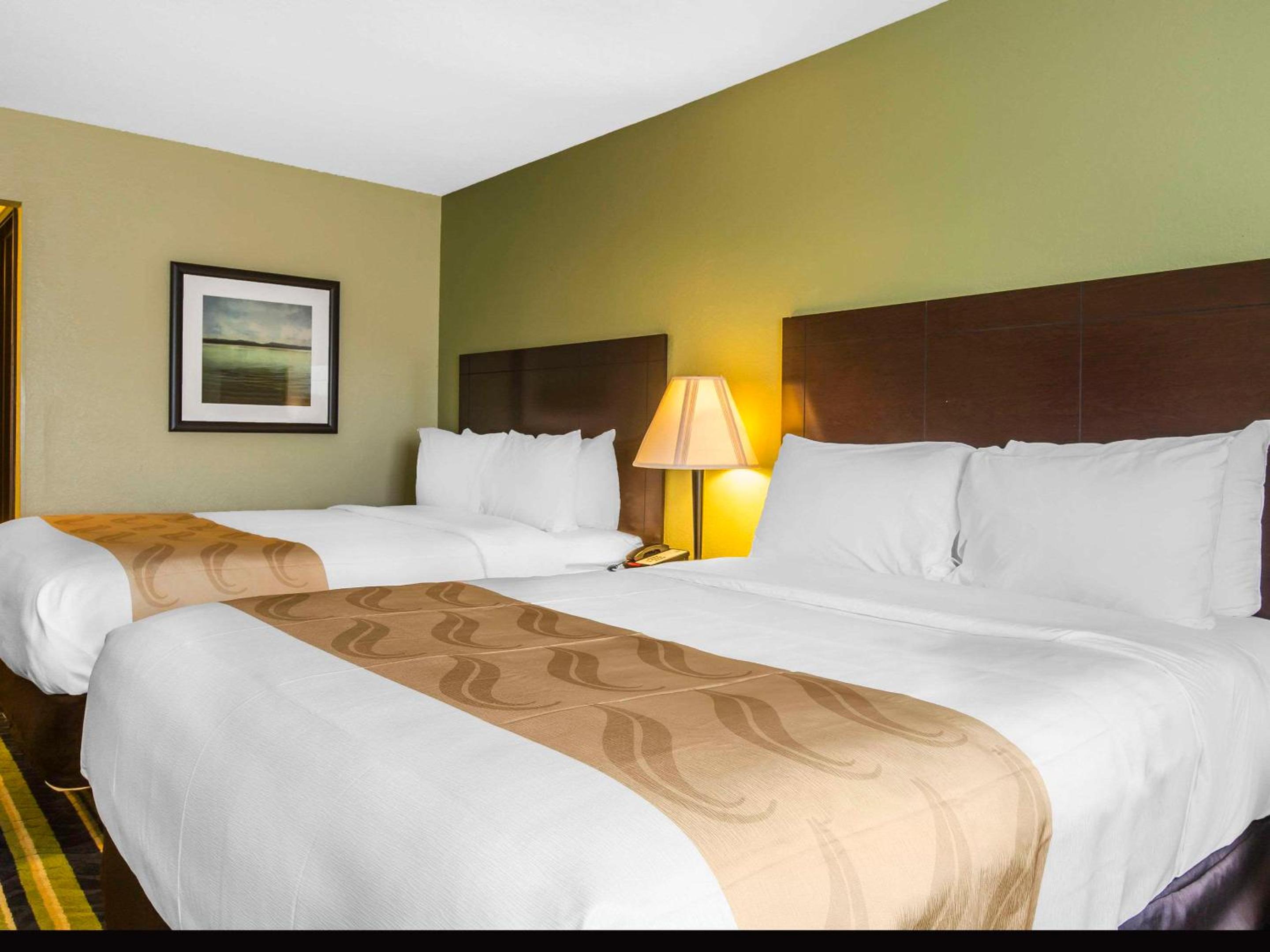 Queen Room with Two Queen Beds - Non-Smoking photo 2