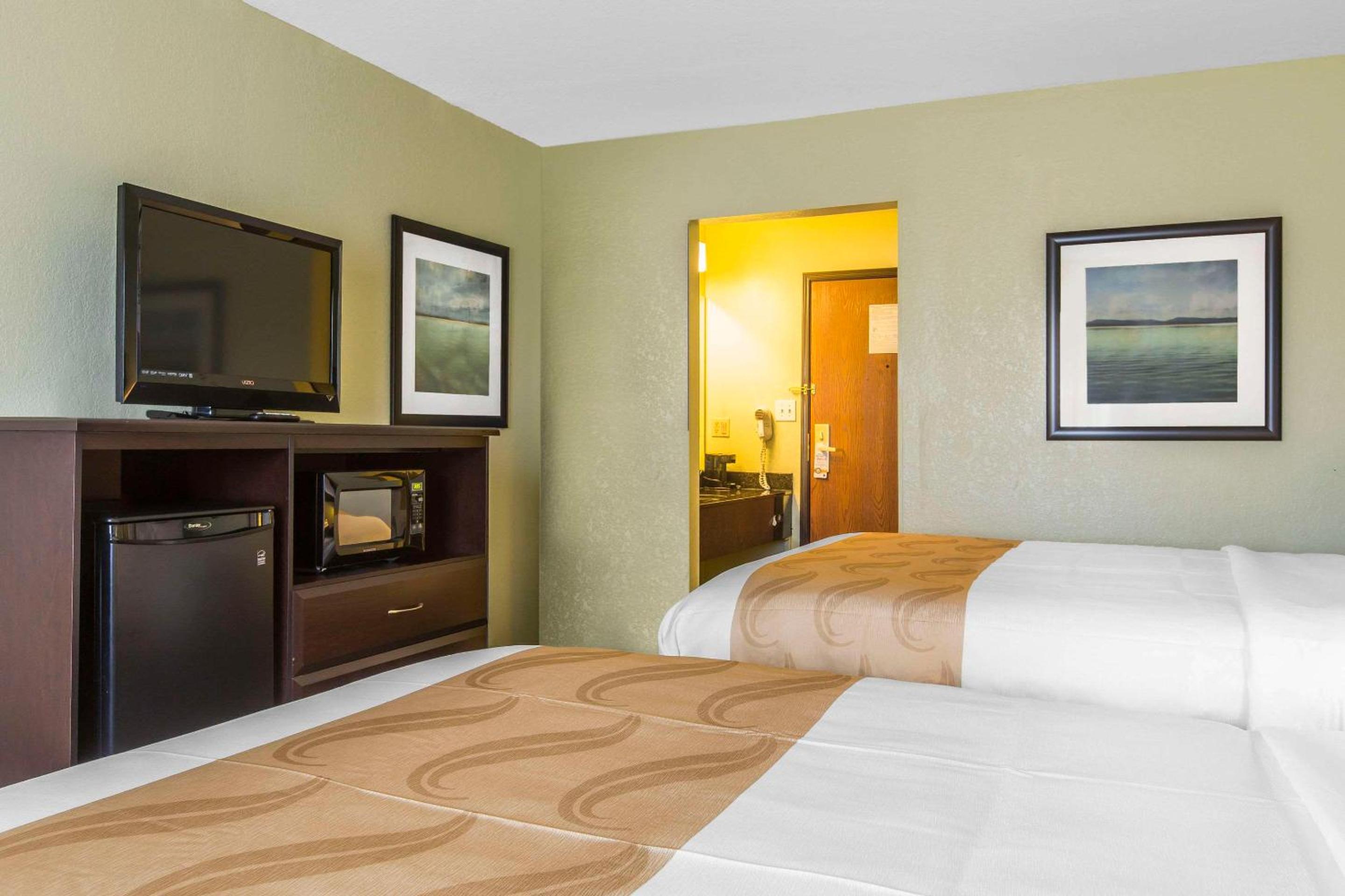 Queen Room with Two Queen Beds - Non-Smoking photo 1