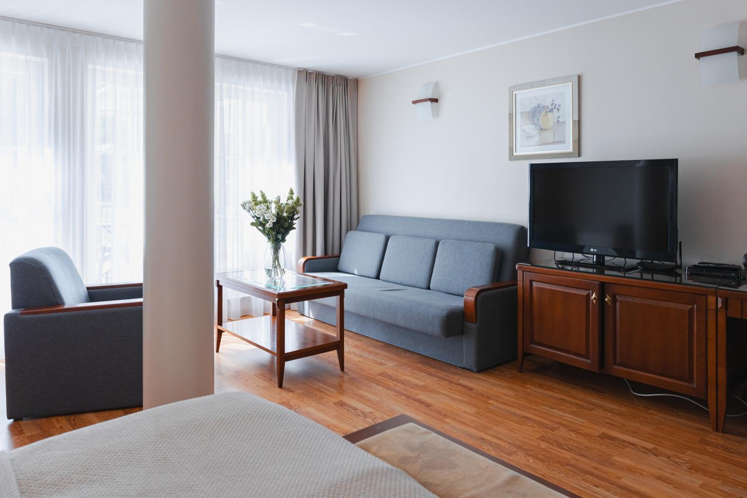Deluxe Double Room with Balcony - Photo 4