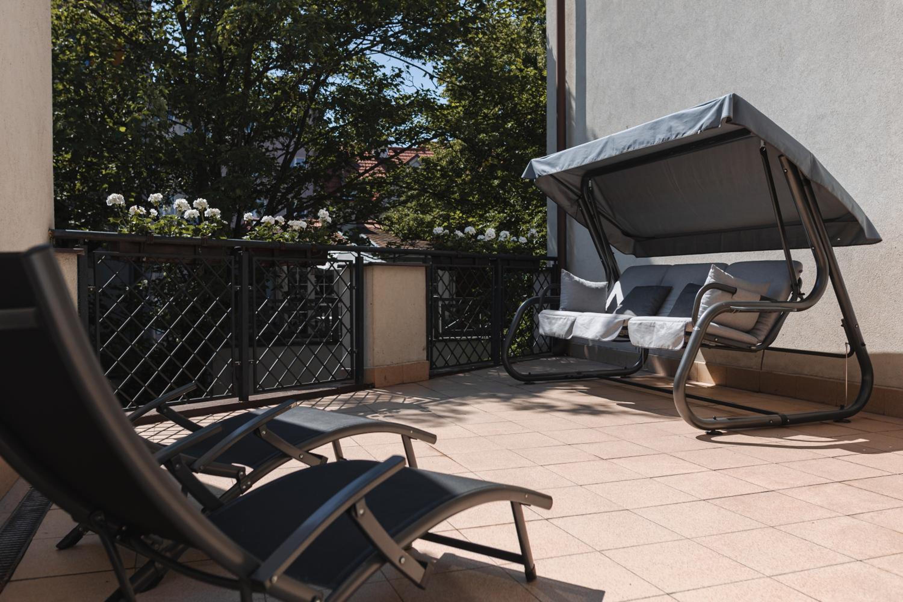 Deluxe Double Room with Balcony - Photo 6