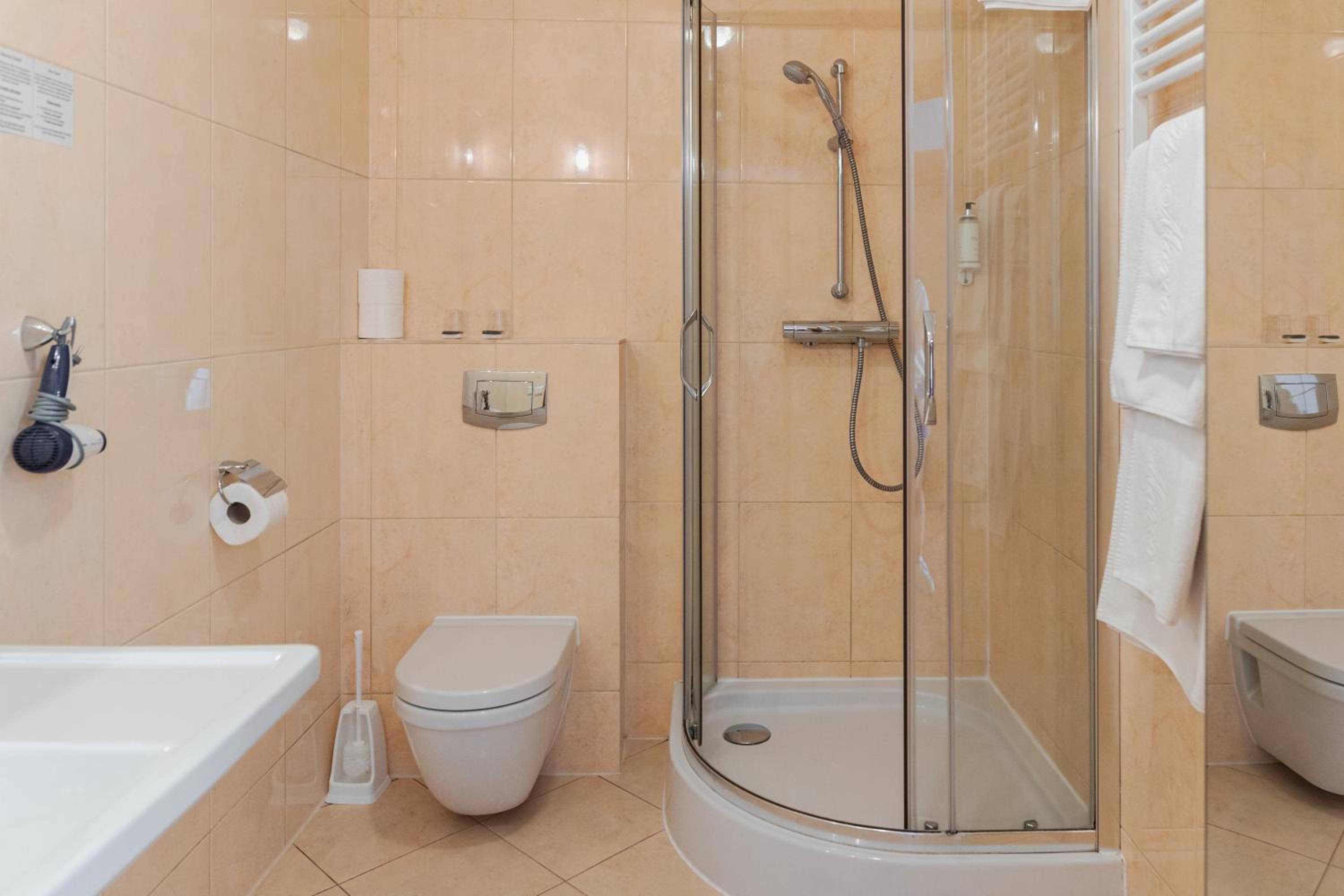 Deluxe Double Room with Balcony - Photo 7
