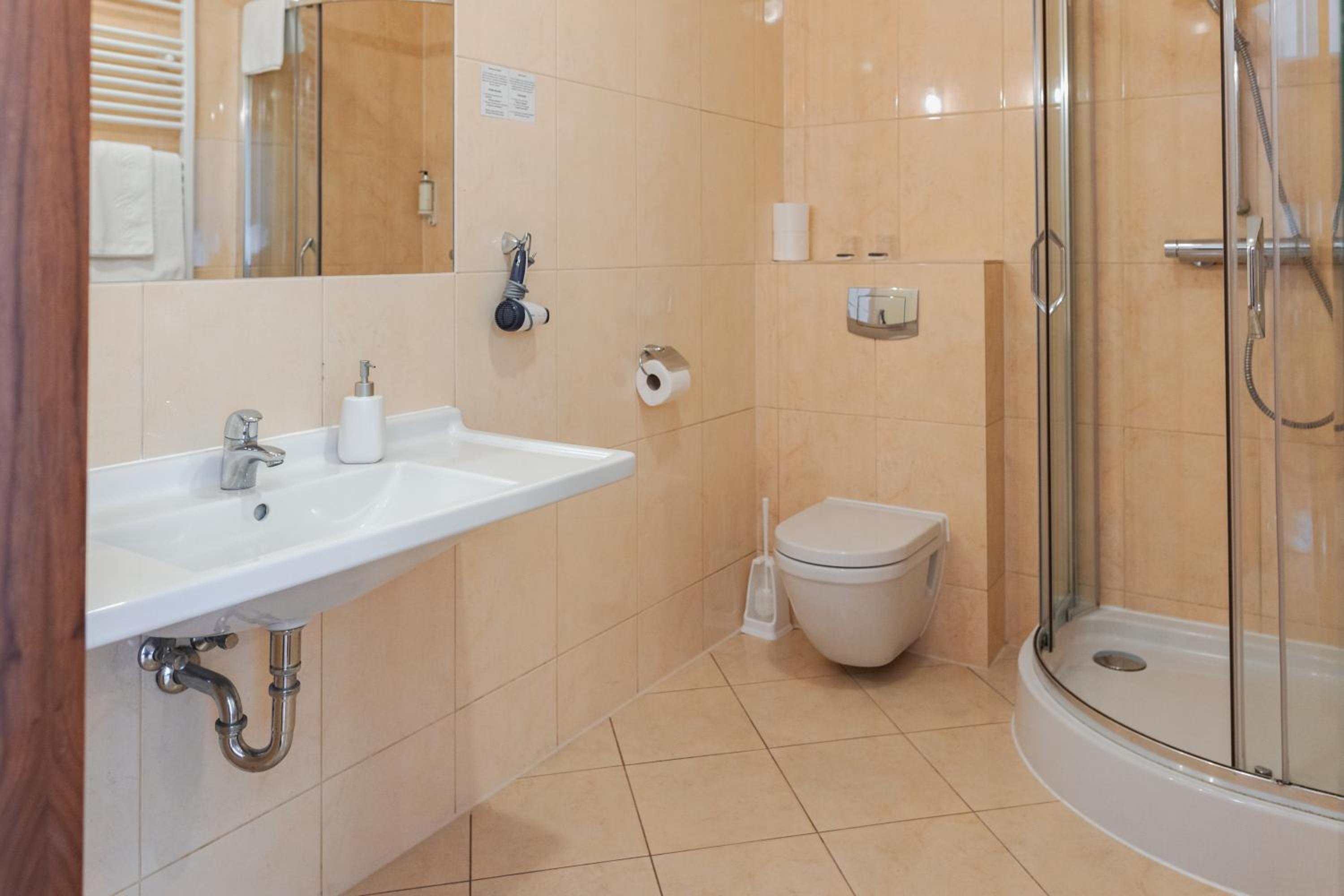 Deluxe Double Room with Balcony - Photo 8