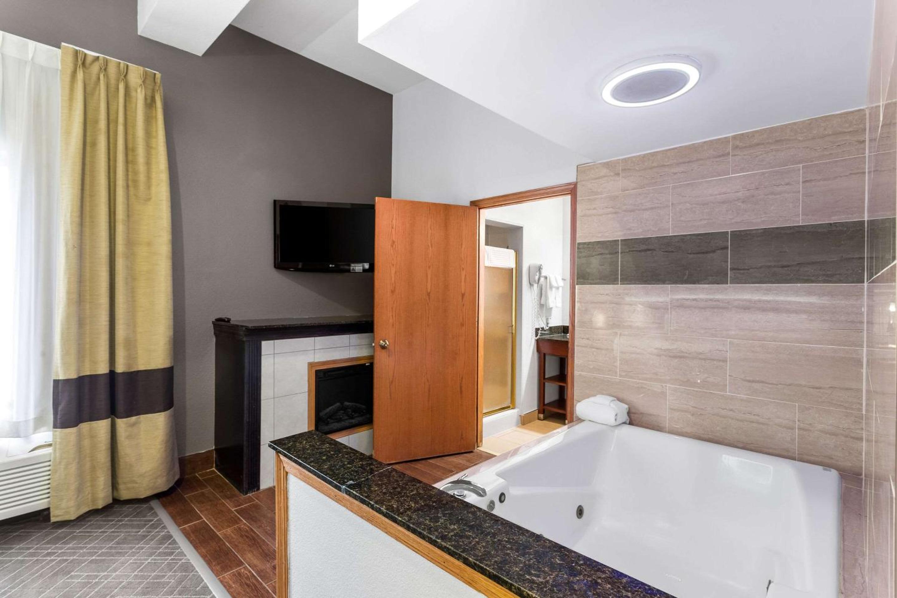 King Suite with Spa Bath - Photo 10