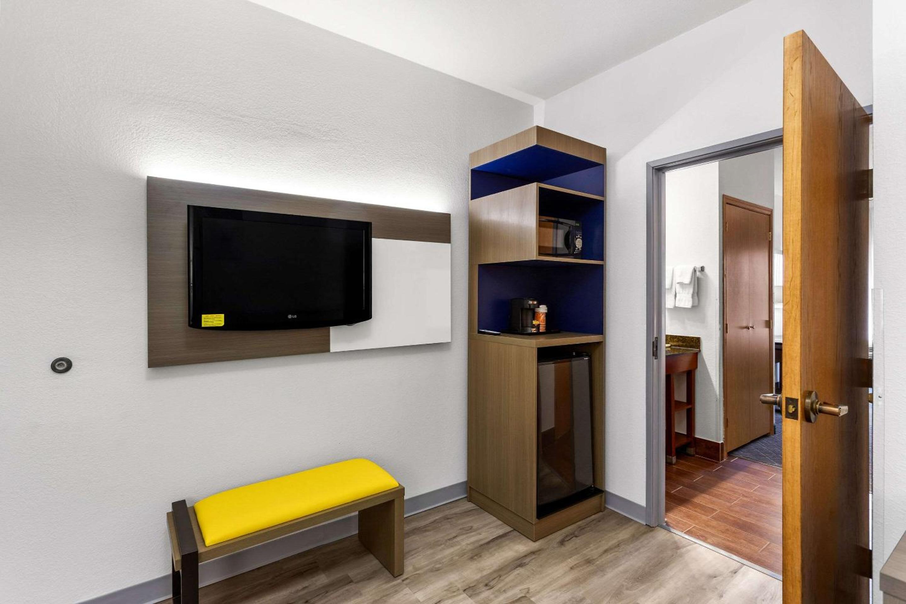 Queen Suite with Two Queen Beds and Sofa Bed - Photo 4
