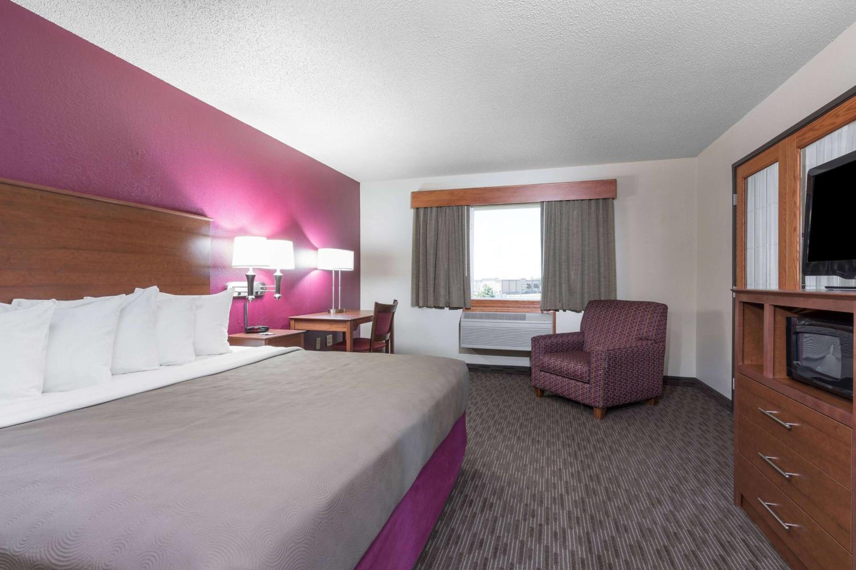 One-Bedroom Premium King Suite with Soaking Tub and Fireplace - Non-Smoking - Photo 2