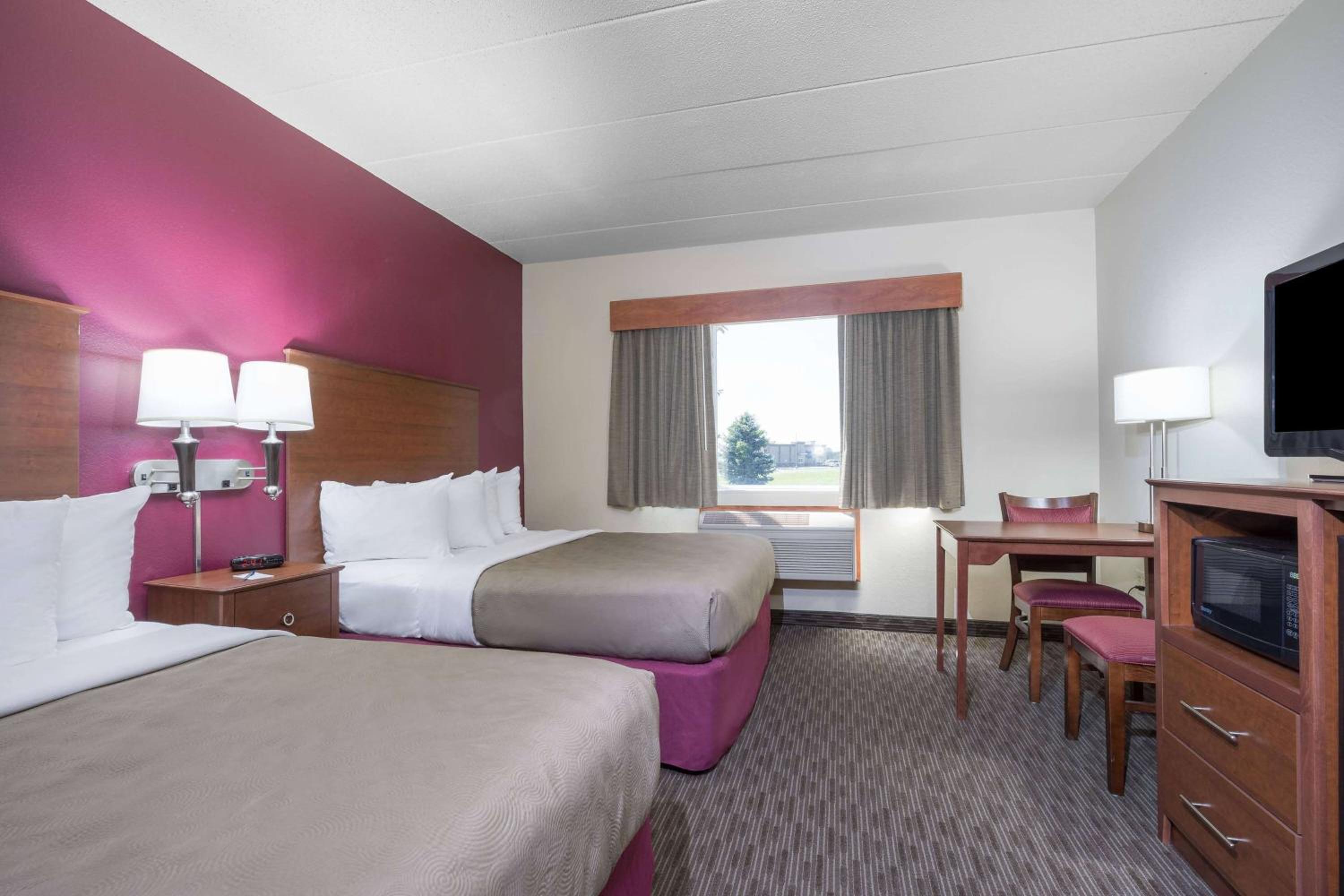 Queen Room with Two Queen Beds - Non-Smoking - Photo 2