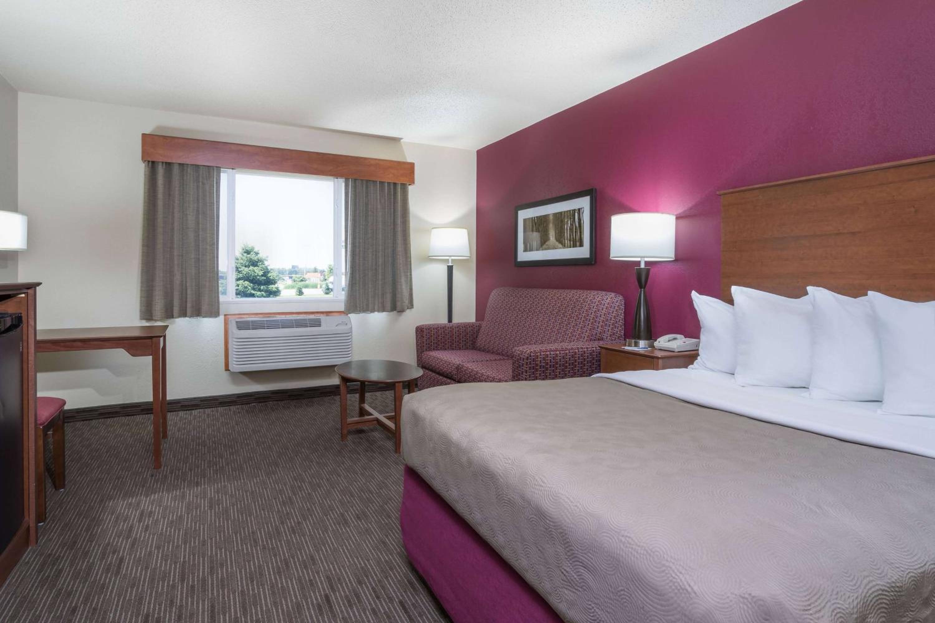 Deluxe King Room - Non-Smoking - Photo 2