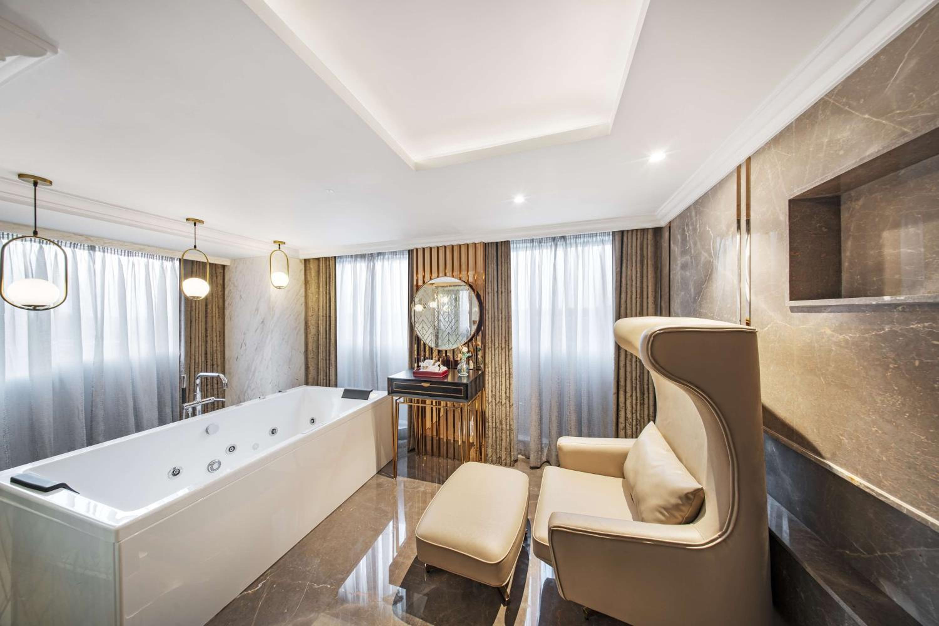 Presidential PentHouse Suite with Airport Transfers and Club Lounge access