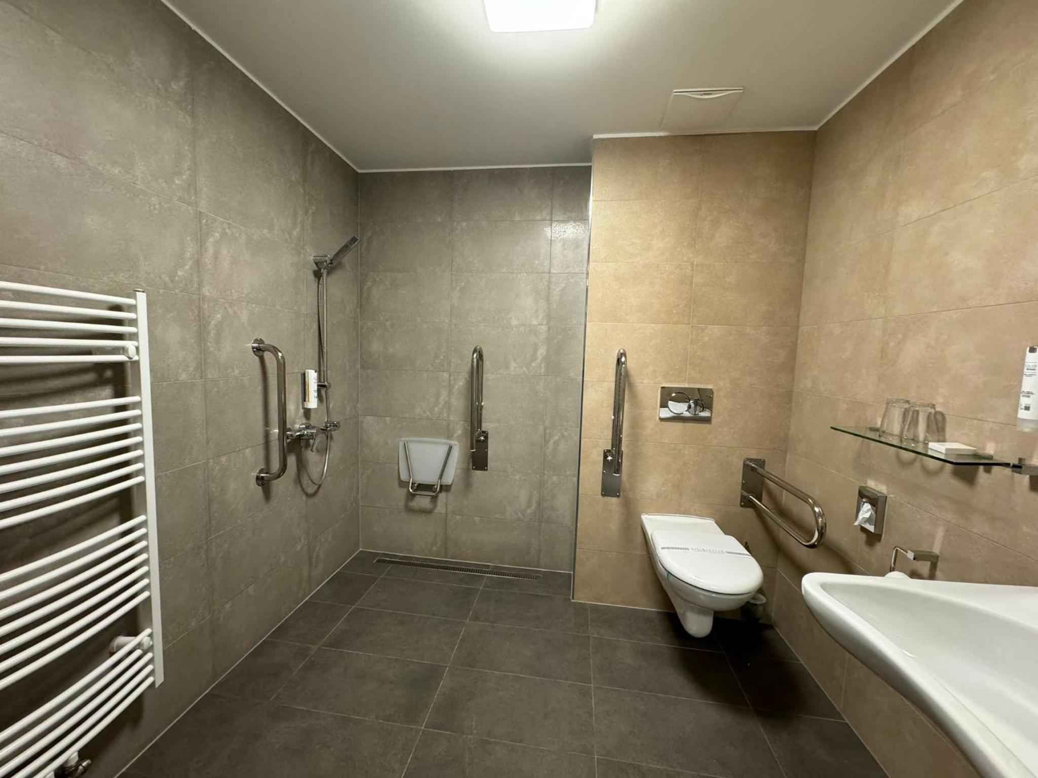 Double or Twin Room - Disability Access photo 3