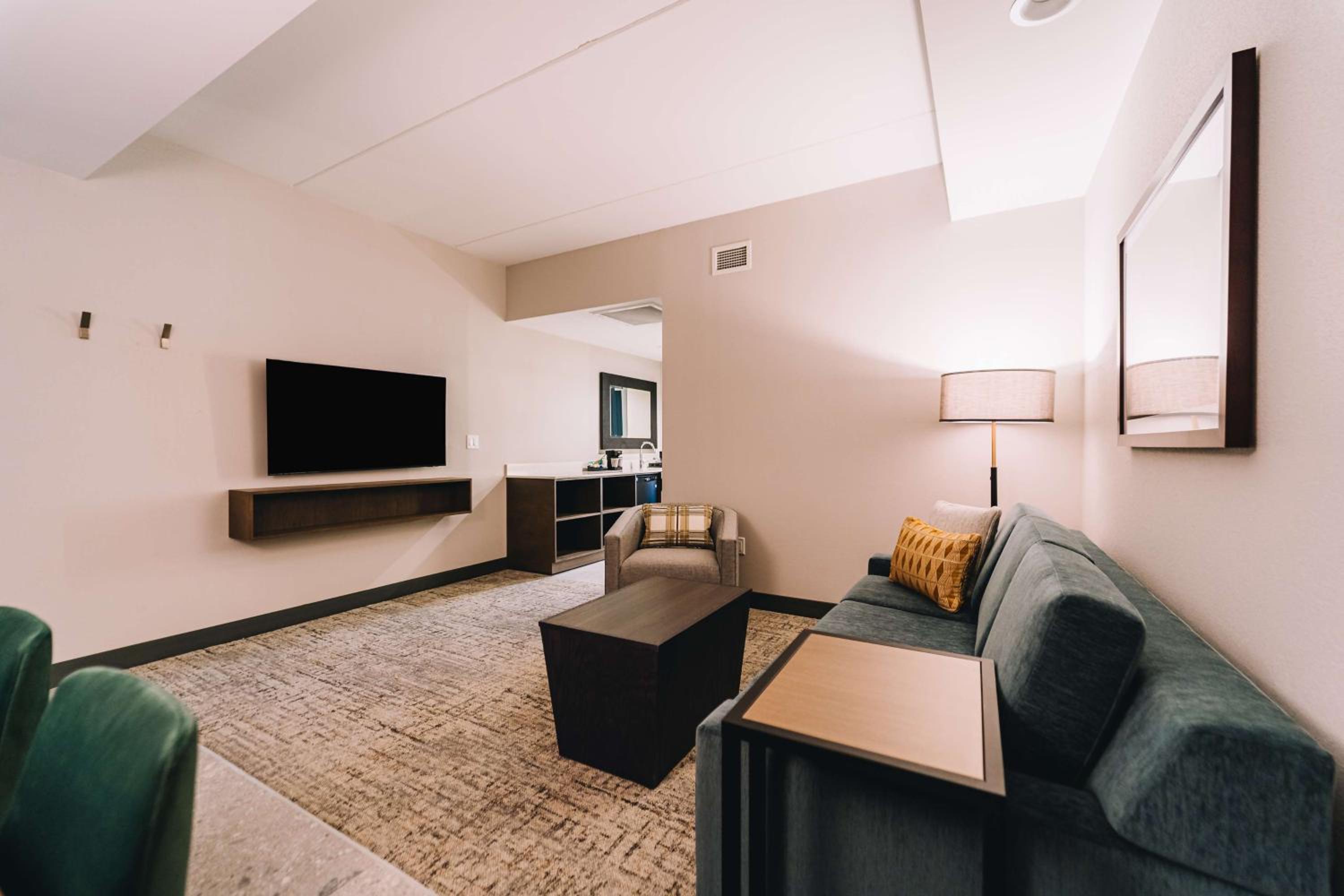 Two Room Deluxe Queen Suite - Photo 6
