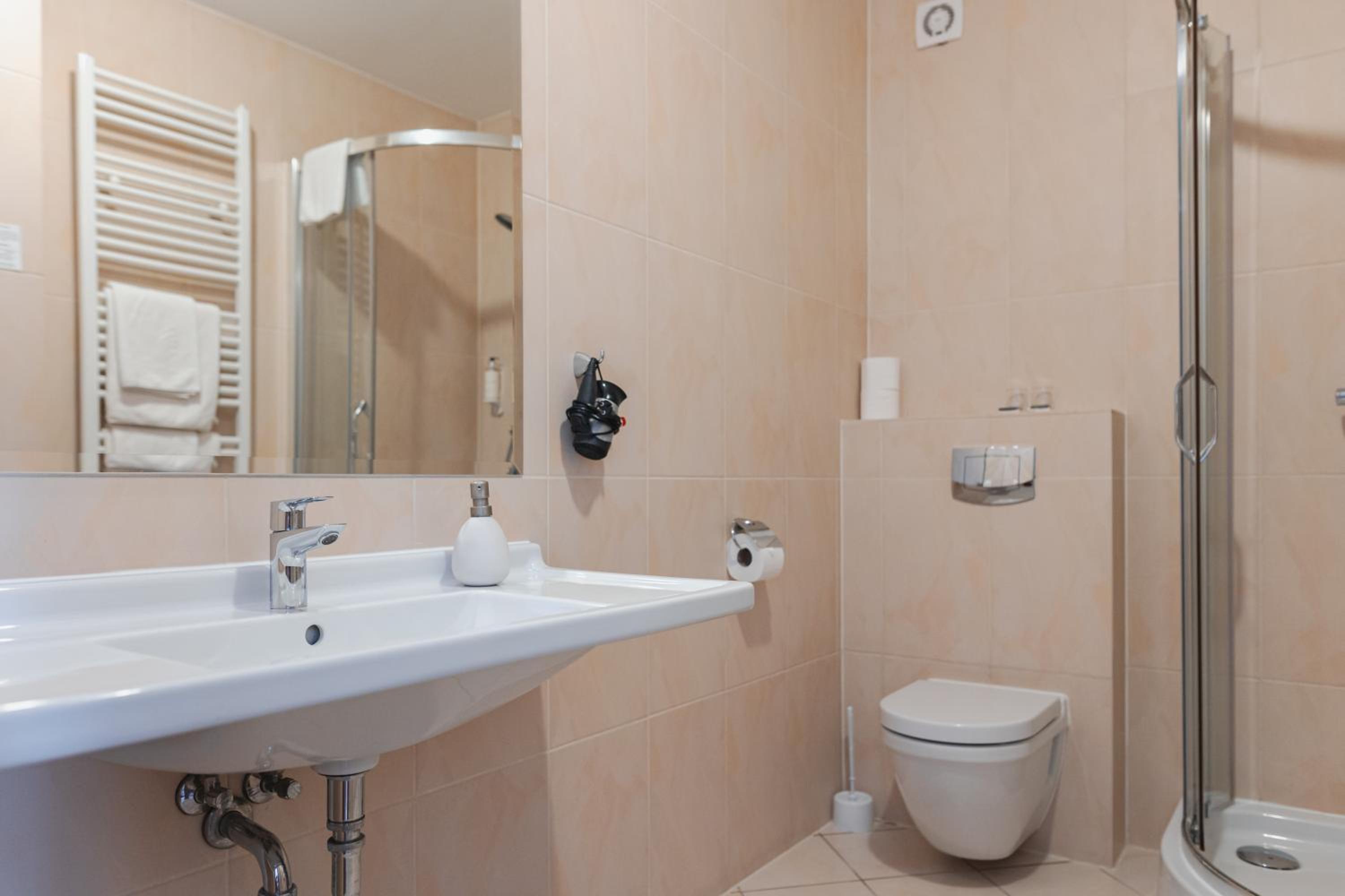 Double Room with Private Bathroom - Photo 4