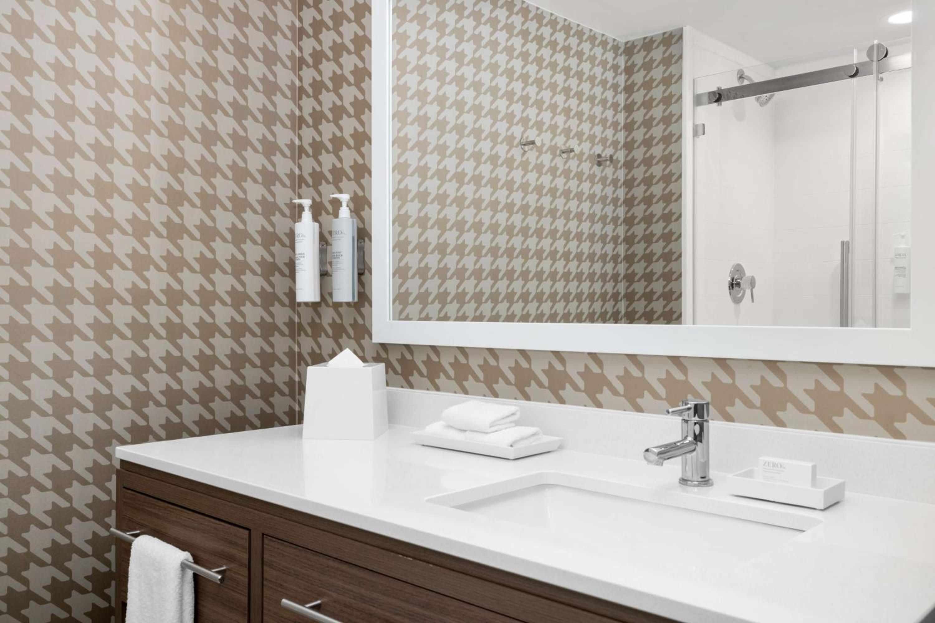King Studio Suite - Photo 8