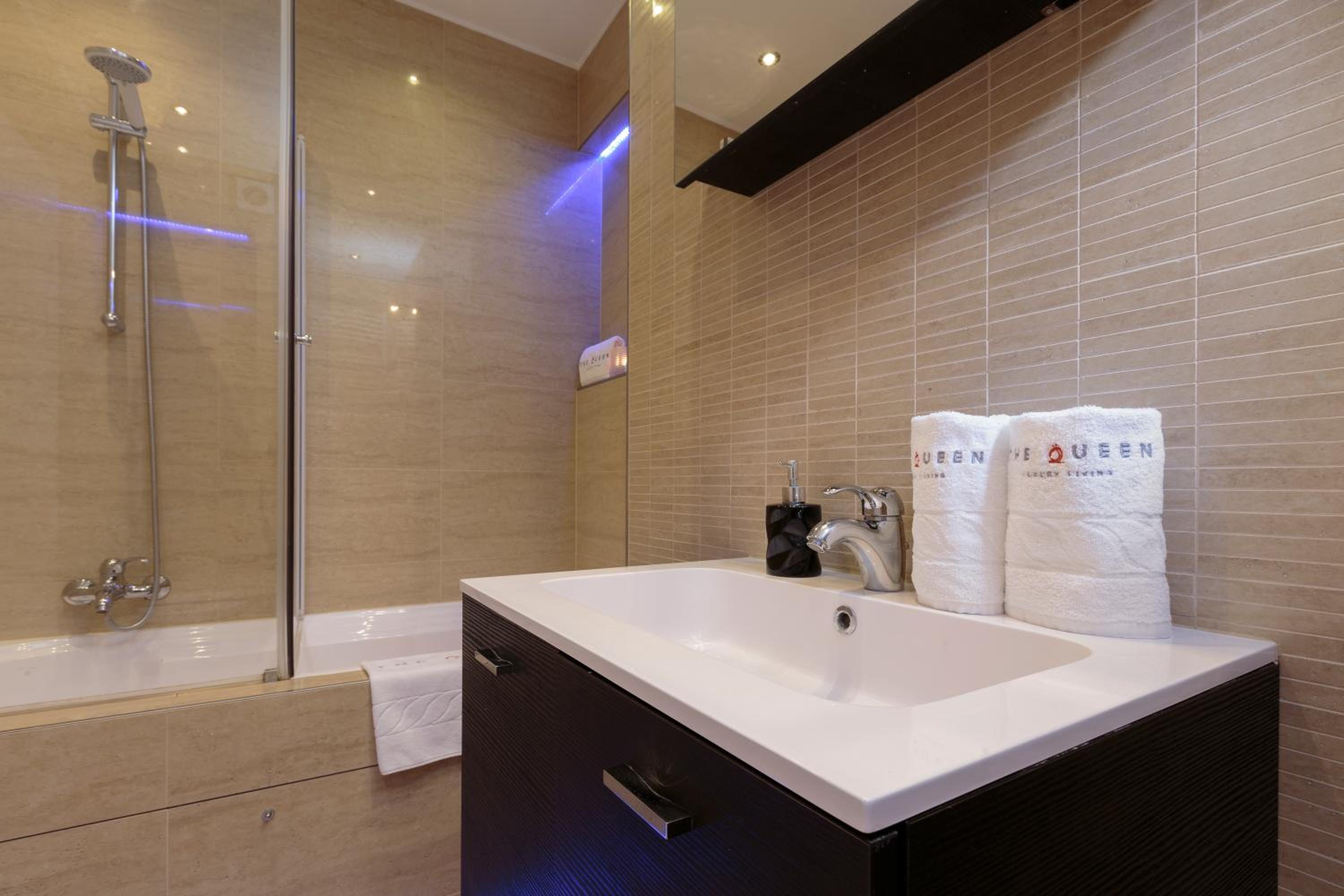 Two-Bedroom Apartment with Spa Bath photo 3