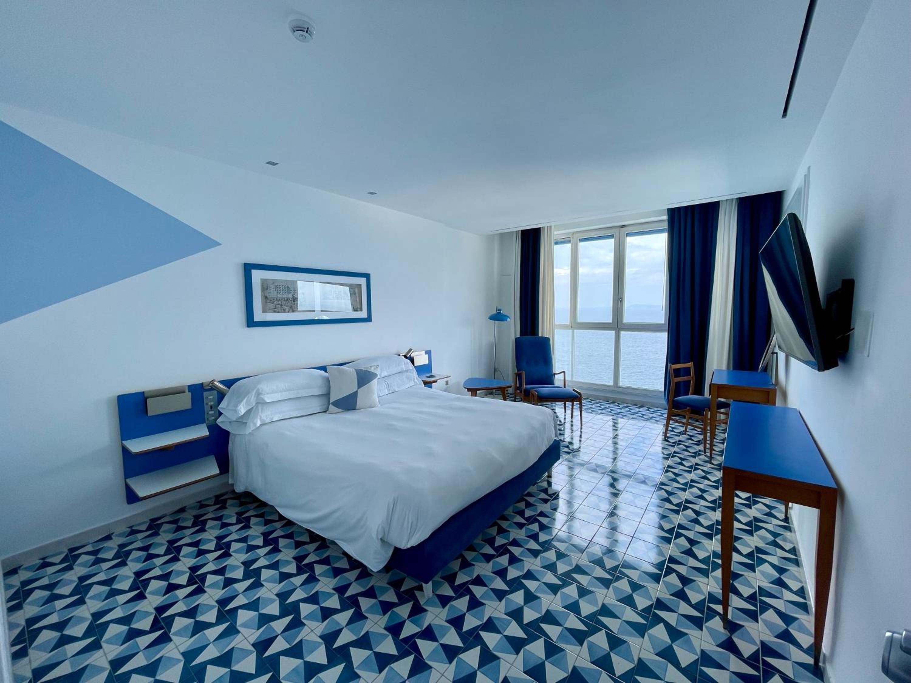 Junior Suite with Sea View - Photo 4