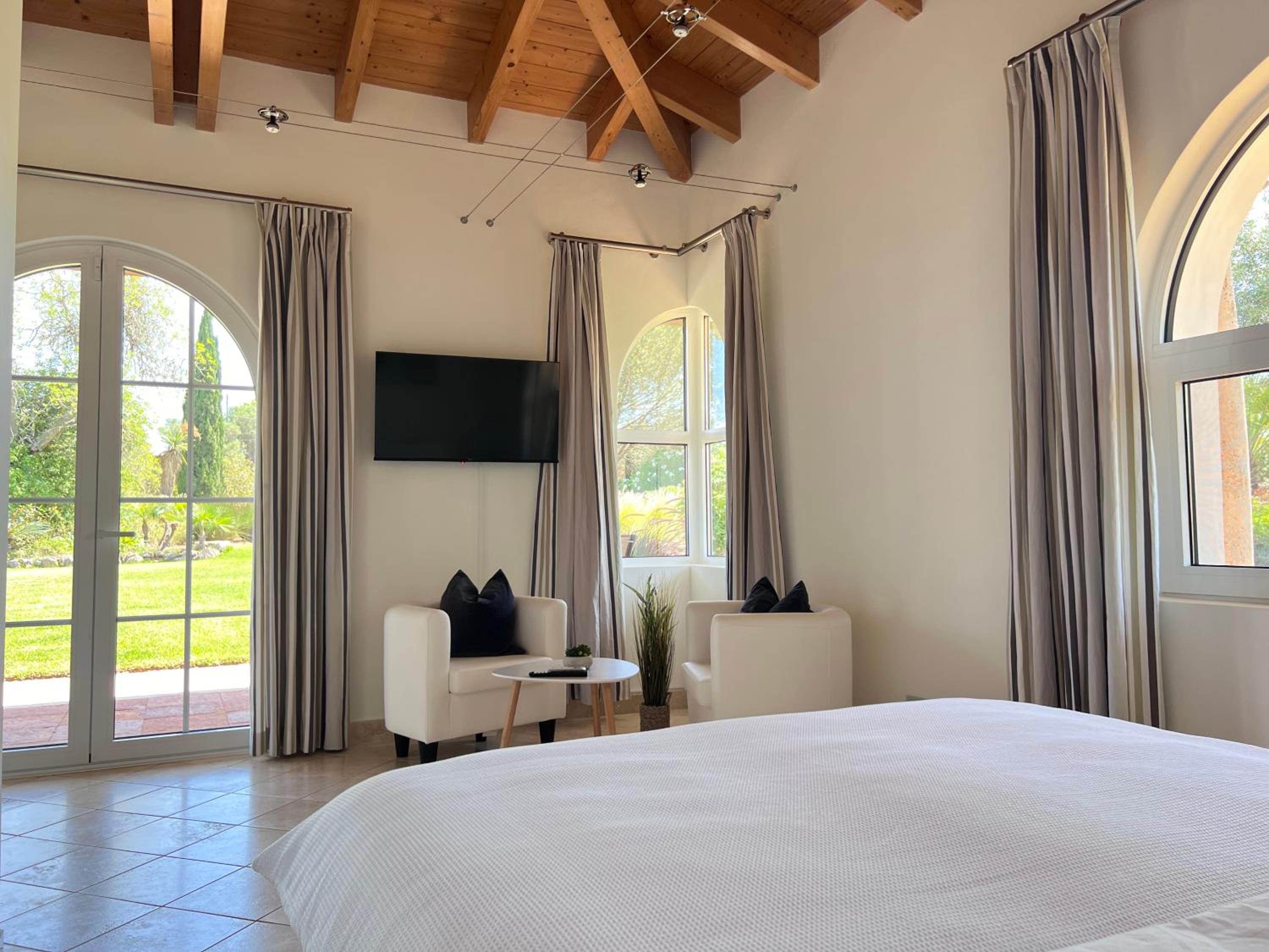 Junior Suite with Pool View photo 2